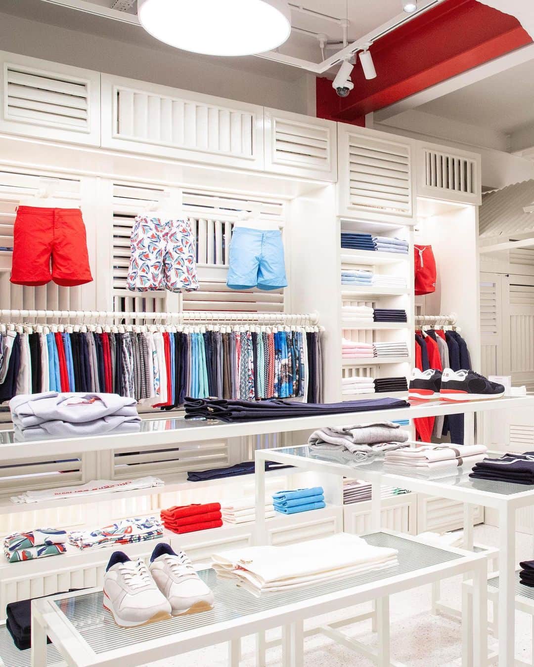 オールバーブラウンのインスタグラム：「If you ever needed another excuse to visit us...our brand new store on Mayfair's Burlington Gardens is now open ‼️ Situated near the iconic Burlington Arcade, this glamorous street is home to many of the city's most revered brands and historic buildings.  📍3 Burlington Gardens, W1S 3EP #DoseOfSun #OrlebarBrown #OBsAroundTheWorld」
