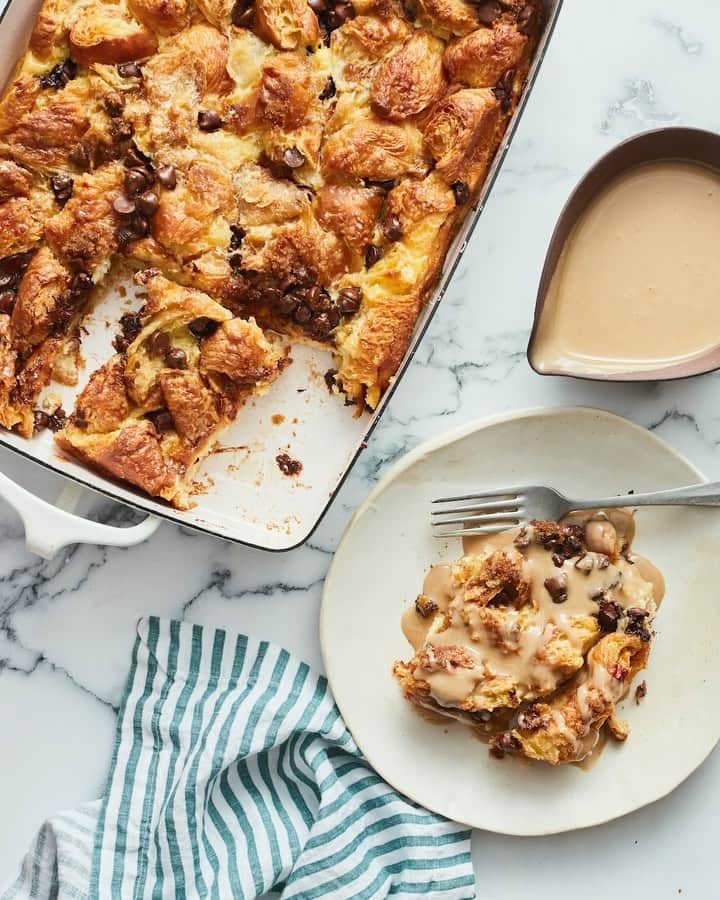 Gaby Dalkinのインスタグラム：「Oh, I’m sorry. Just going to leave this Chocolate Chip Croissant Bread Pudding right here and slowly back away! It’s INSANE. Torn-apart croissants with a buttery @landolakesktchn drizzle and the easiest custard topping + a coffee-flavored glaze. Be still my beating heart!! Recipe linked in my profile!! #ad GET AFTER IT! https://whatsgabycooking.com/chocolate-chip-croissant-bread-pudding/」