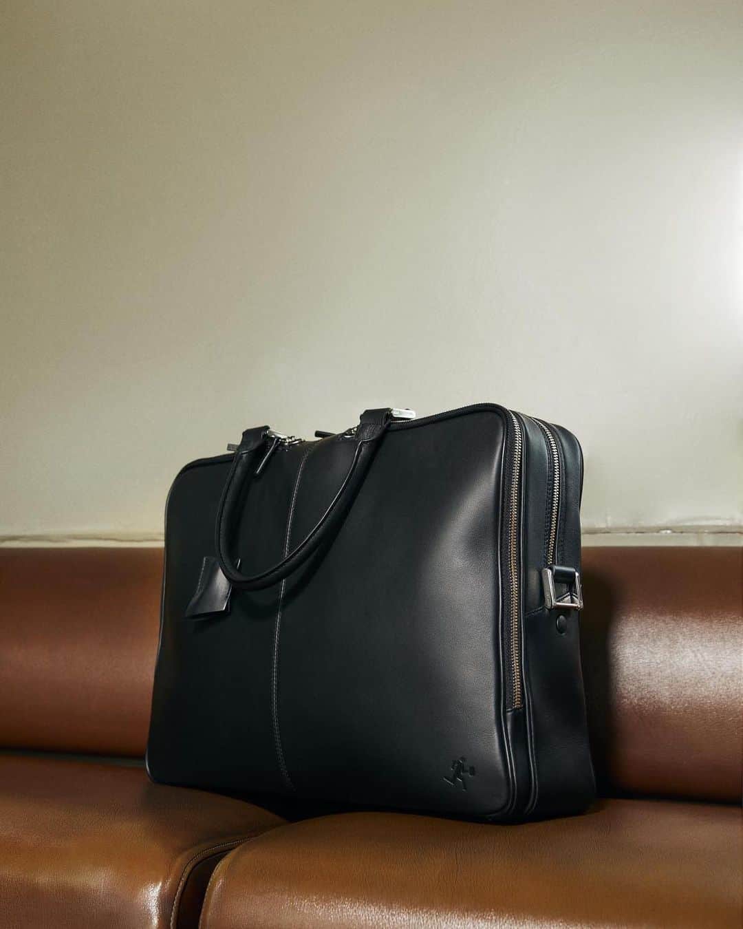 ウォントのインスタグラム：「Craftsmanship at its core. Tap to shop the briefcase that's on every professional's holiday wishlist.  #wantlesessentiels #worldofwant」