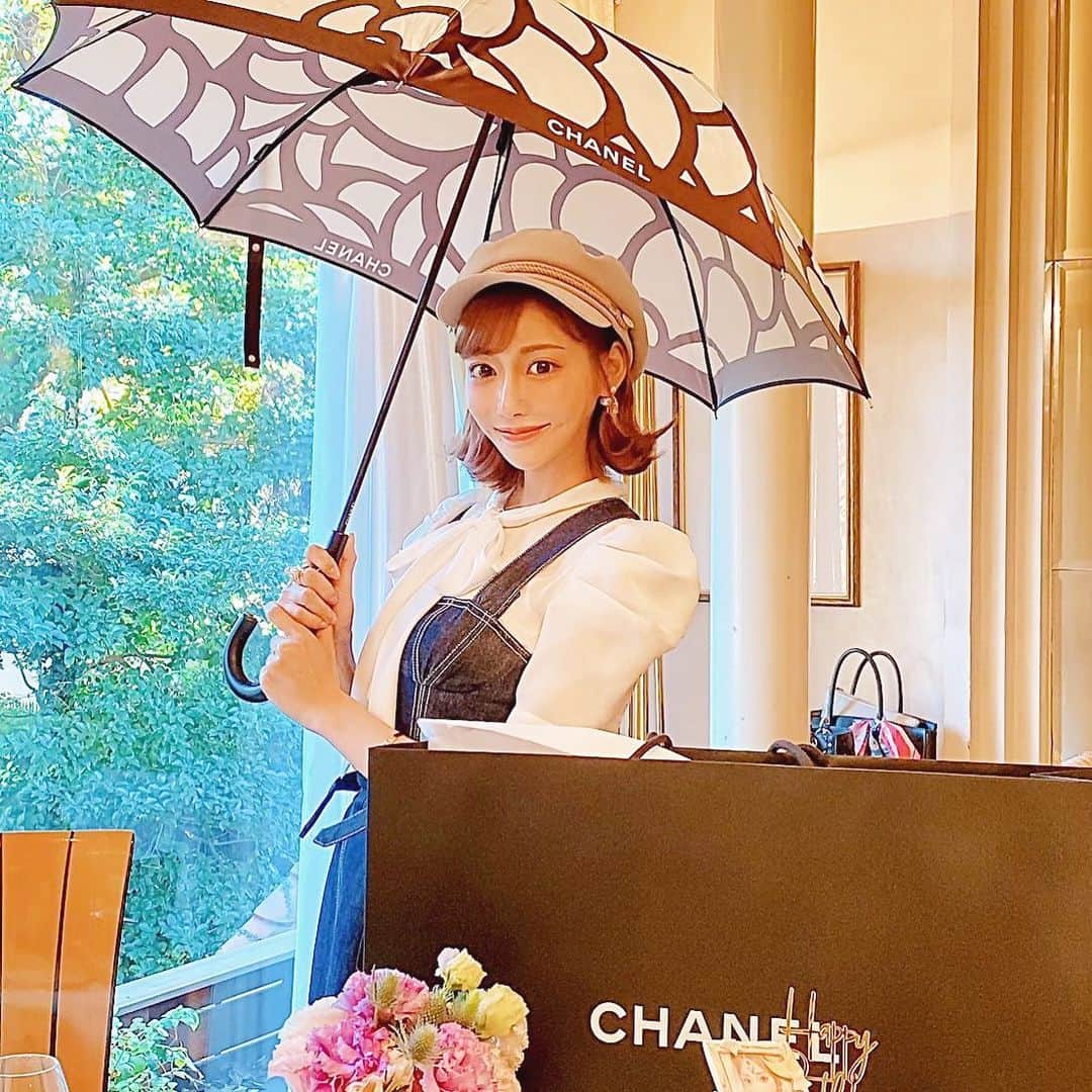 清水彩子のインスタグラム：「可愛い傘☂️と出会って、自分の分も買っちゃった❤️🥰⛱  #シャネル #CHANEL #傘＃⛱」