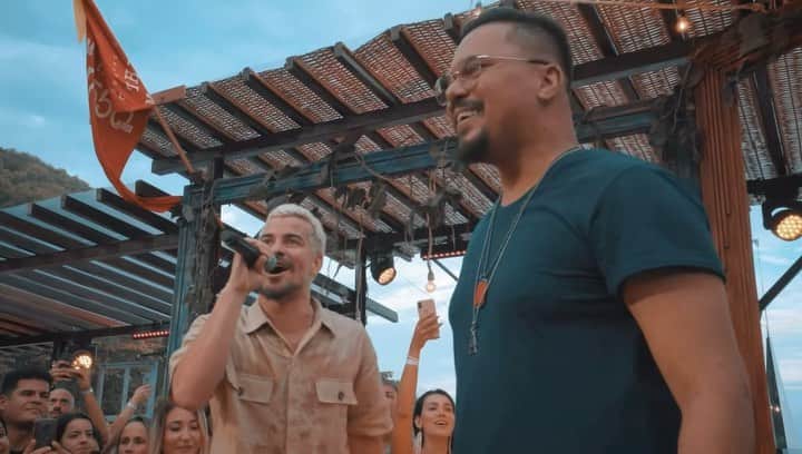 Sorriso Marotoのインスタグラム：「Vem ouvir FIZ MINHA PARTE, nossa parceria com o @tgmartins no #7550Dias!   Irmão, que alegria ver o que construímos até aqui e poder escrever mais um capítulo dessa história, com essa música, em um projeto tão especial como esse. 👊🏾  Que astral, que energia! ❤️ Assistam o clipe no @youtubebrasil!」