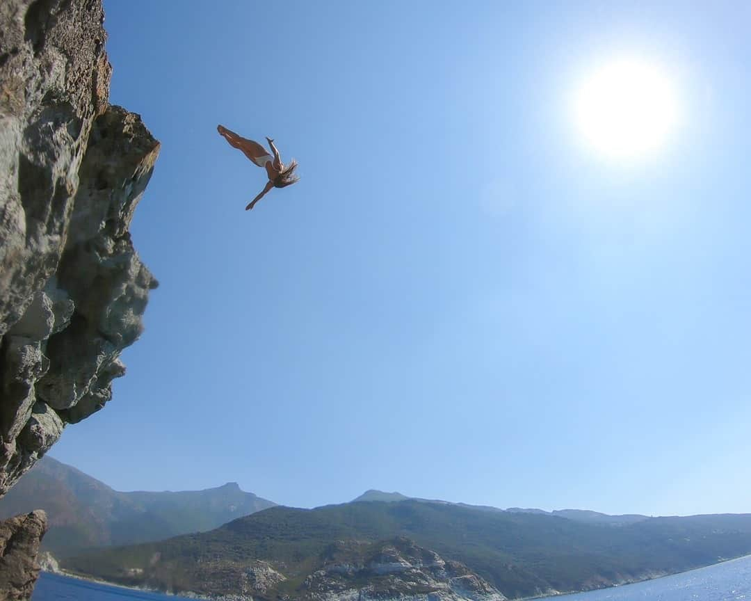 ローラ・マリノさんのインスタグラム写真 - (ローラ・マリノInstagram)「{Corsica 6/14} Première vraie session au rocher de Giotani, dans le Cap Corse avec et chez @flore_simonet & @guylain_mrn. Tous, au village de Canari évoquent ce rocher avec de grands yeux remplis de peur 😱 quand tu demandes où plonger dans le coin. Ça ne me rassurait pas trop pour une première, mais finalement j'ai réussi à trouver un petit bout de rocher à mon niveau... Les conditions étaient vraiment difficiles, gros vent 🌬 avec rafales à près de 25 noeuds mais ça a été un vrai déclic. Par contre on a bien galéré à revenir à terre en paddle avec ce vent contre nous !!!⠀⠀⠀⠀⠀⠀⠀⠀⠀ .⠀⠀⠀⠀⠀⠀⠀⠀⠀ .⠀⠀⠀⠀⠀⠀⠀⠀⠀ #diving #highdiving #cliffdiving #cliffjumping #freediving #freejumping #accrobaticskills #womenathletes #plongeon #redbullcliffdiving #dive #plonger #athlete #sport #outdoorsport #outdoorfun #extreme #gopro #goprophotography #goprohero7 #goprofr #goprohero #goprooftheday #goprotravel #flying #bird #back #backdive #ridingzone」12月5日 2時03分 - _lauramarino