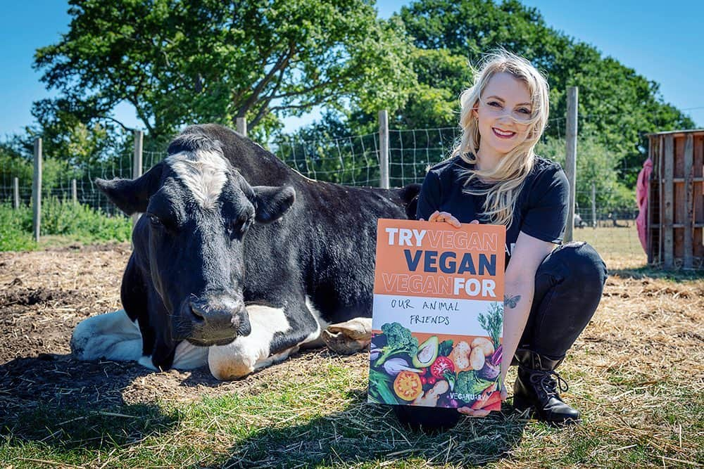 イヴァナ・リンチのインスタグラム：「Reminder that Veganuary 2021 starts in just over a month! 😀⁣ ⁣ As a proud @weareveganuary ambassador I’d like to encourage anyone who is currently humming and hawing about trying veganism or who feels a twinge of curiosity every time the word is mentioned, to go and sign up to Veganuary 2021 at the link in my bio. 🔗⁣ ⁣ Statistically, people who actually sign up to do Veganuary are far more likely to complete the month-long challenge than those who try to do it without signing up. The peeps over at @weareveganuary have countless incredible resources to inspire and encourage you throughout the month, not to mention a really friendly, helpful community of people on a similar path. It’s totally free and is a worldwide community. Couldn’t hurt to try it 😉🌱🍊🥦🥕🍑🍍🍪🧁🐮🐥🐷⁣  Photo taken at @theretreat.animalsanctuary in Kent! ⁣ #Veganuary #Veganuary2021」