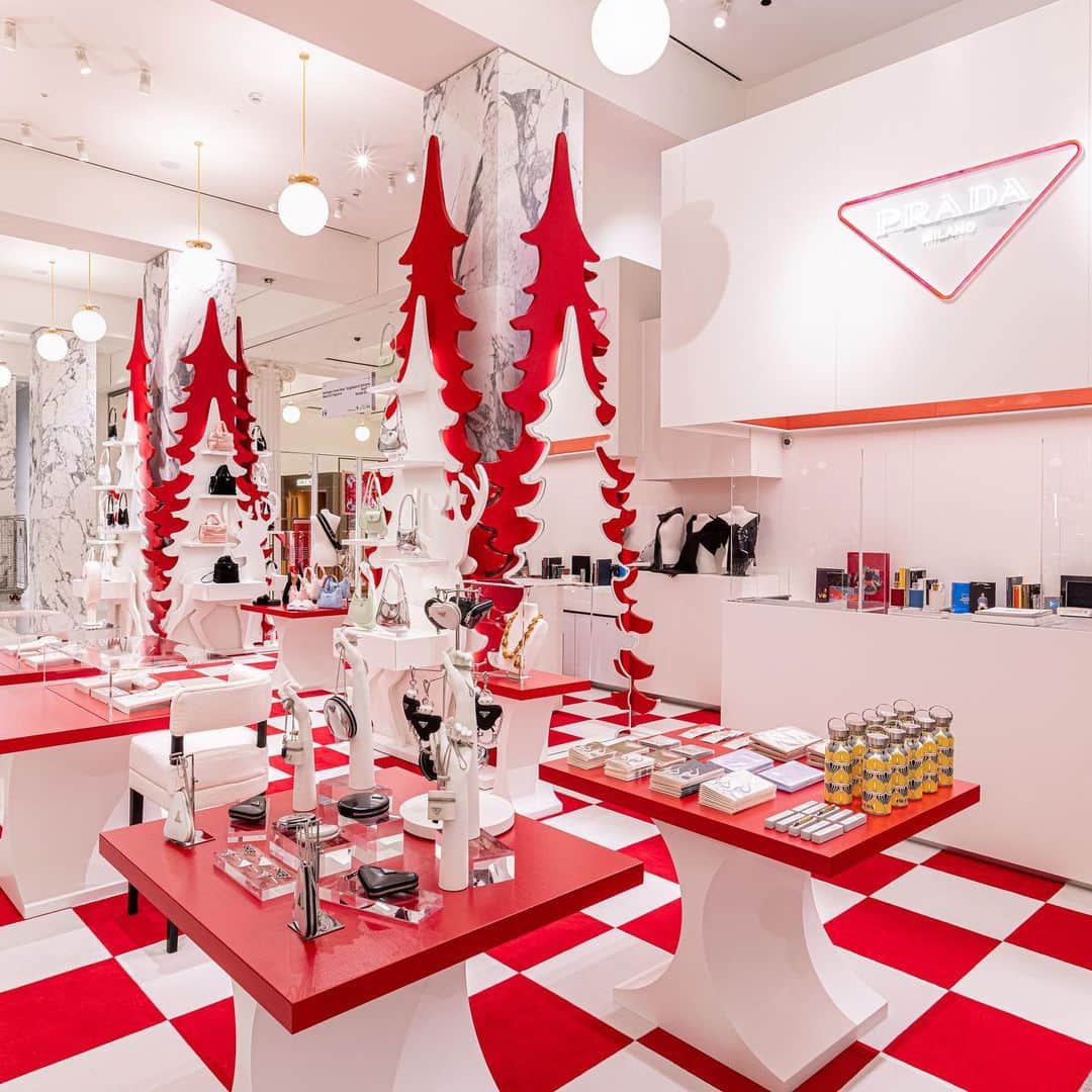 プラダさんのインスタグラム写真 - (プラダInstagram)「#Prada, in collaboration with @theofficialselfridges, presents the new #PradaHoliday pop-up store, a magical space dedicated to exclusive gifts for men and women during the #Holiday period.  The pop up is open at #Selfridges London from December 2 – January 10.」12月5日 2時04分 - prada