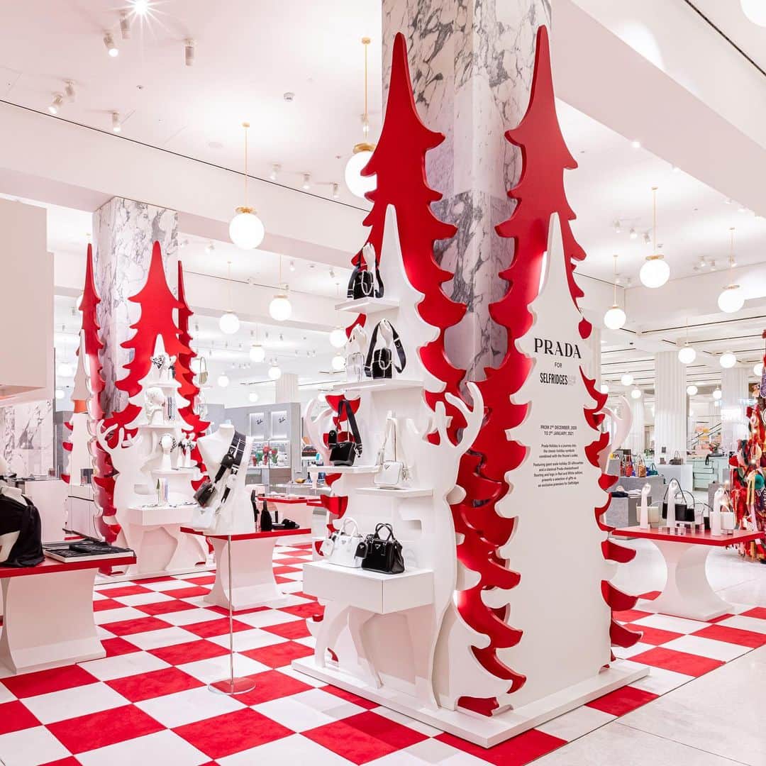プラダさんのインスタグラム写真 - (プラダInstagram)「#Prada, in collaboration with @theofficialselfridges, presents the new #PradaHoliday pop-up store, a magical space dedicated to exclusive gifts for men and women during the #Holiday period.  The pop up is open at #Selfridges London from December 2 – January 10.」12月5日 2時04分 - prada