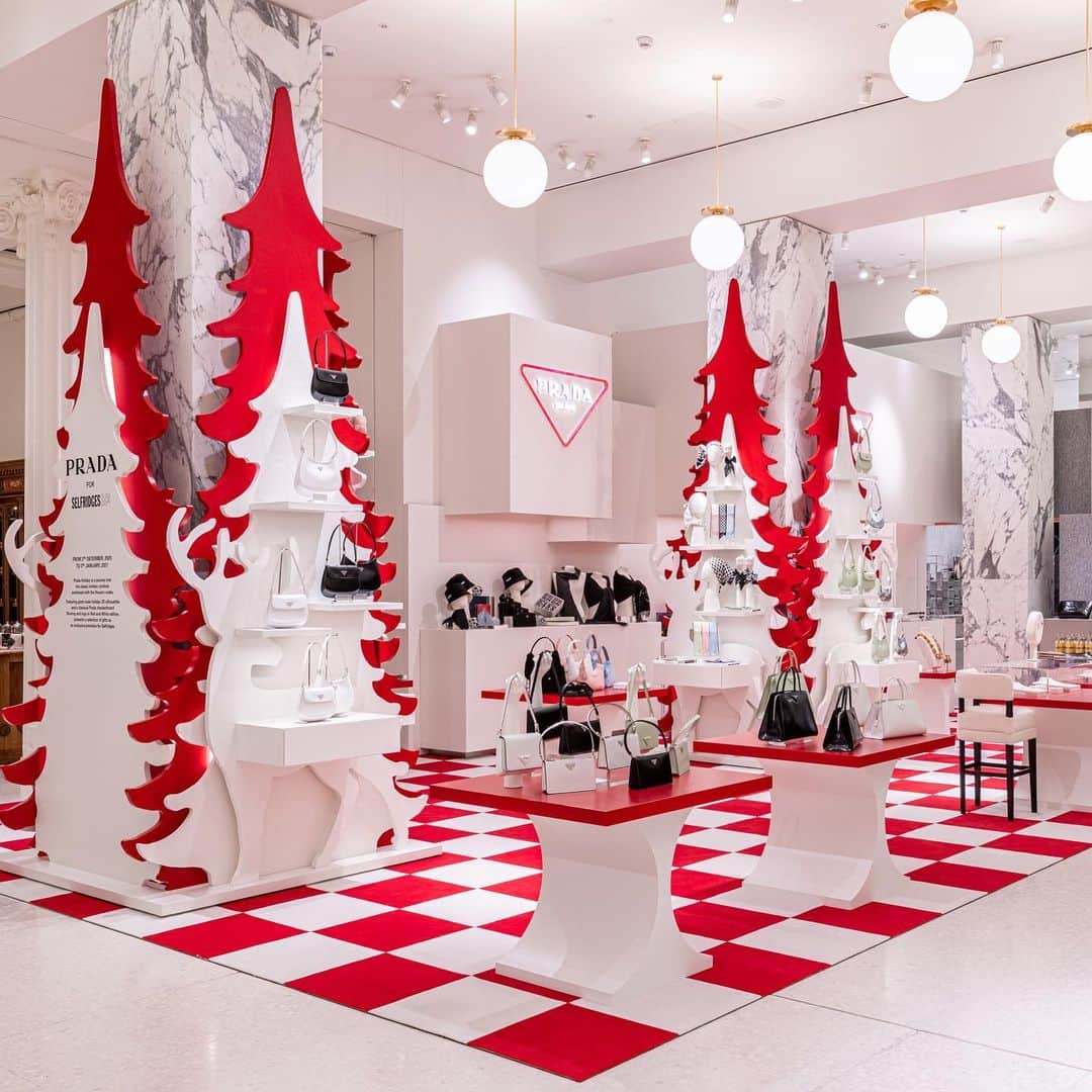 プラダさんのインスタグラム写真 - (プラダInstagram)「#Prada, in collaboration with @theofficialselfridges, presents the new #PradaHoliday pop-up store, a magical space dedicated to exclusive gifts for men and women during the #Holiday period.  The pop up is open at #Selfridges London from December 2 – January 10.」12月5日 2時04分 - prada