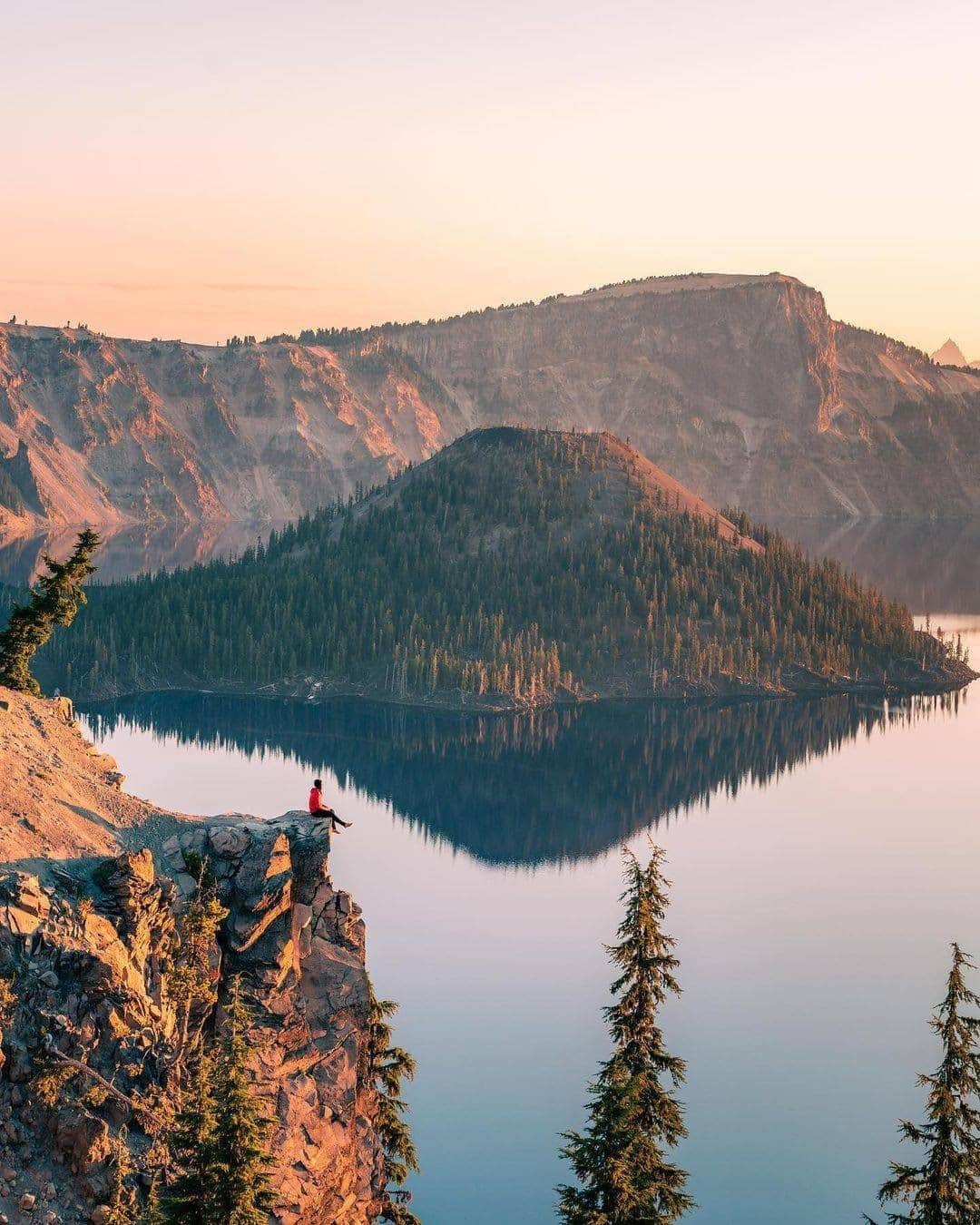 Visit The USAのインスタグラム：「"Honestly can’t think of a better spot to sit and watch the sunrise. Crater Lake is something special 💫" Crater Lake National Park in Oregon is the deepest lake in the USA! Crater Lake remains open year-round and is beautiful to view during all of the seasons. ☀️ 🍂 ❄️ 🌷  #VisitTheUSA 📸 : @austinsills」
