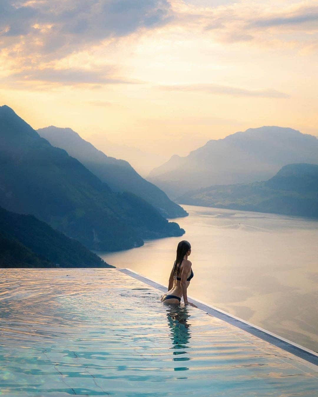 Discover Earthさんのインスタグラム写真 - (Discover EarthInstagram)「This is an amazing view, right ? Villa Honegg offers unparalleled views and is one of the Swiss hotels you have to see to believe. From its heated pool you can take in the sight of Lake Lucerne glistening as the sun goes down, just by the foot of the Alps. The hotel itself has been open since 1905 and has since been given a modern makeover to bring into the 21st Century. This hotel has been named a “hideaway hotel” for its blend of comfort and the great visitor experience that it offers. There’s perhaps no better way to take in Central Switzerland.  #discoverswitzerland🇨🇭 with @jess.wandering   . . . . .  #switzerland  #schweiz  #swiss  #suisse  #switzerlandwonderland  #visitswitzerland  #myswitzerland  #inlovewithswitzerland  #ig_switzerland  #switzerland_vacations  #zurich  #swissalps  #amazingswitzerland  #switzerlandpictures  #igersswitzerland  #geneva  #svizzera  #exploreswitzerland  #bern  #igerssuisse  #ig_swiss  #iloveswitzerland  #alps  #blickheimat  #super_switzerland  #basel  #valais  #wu_switzerland  #luzern」12月5日 2時00分 - discoverearth
