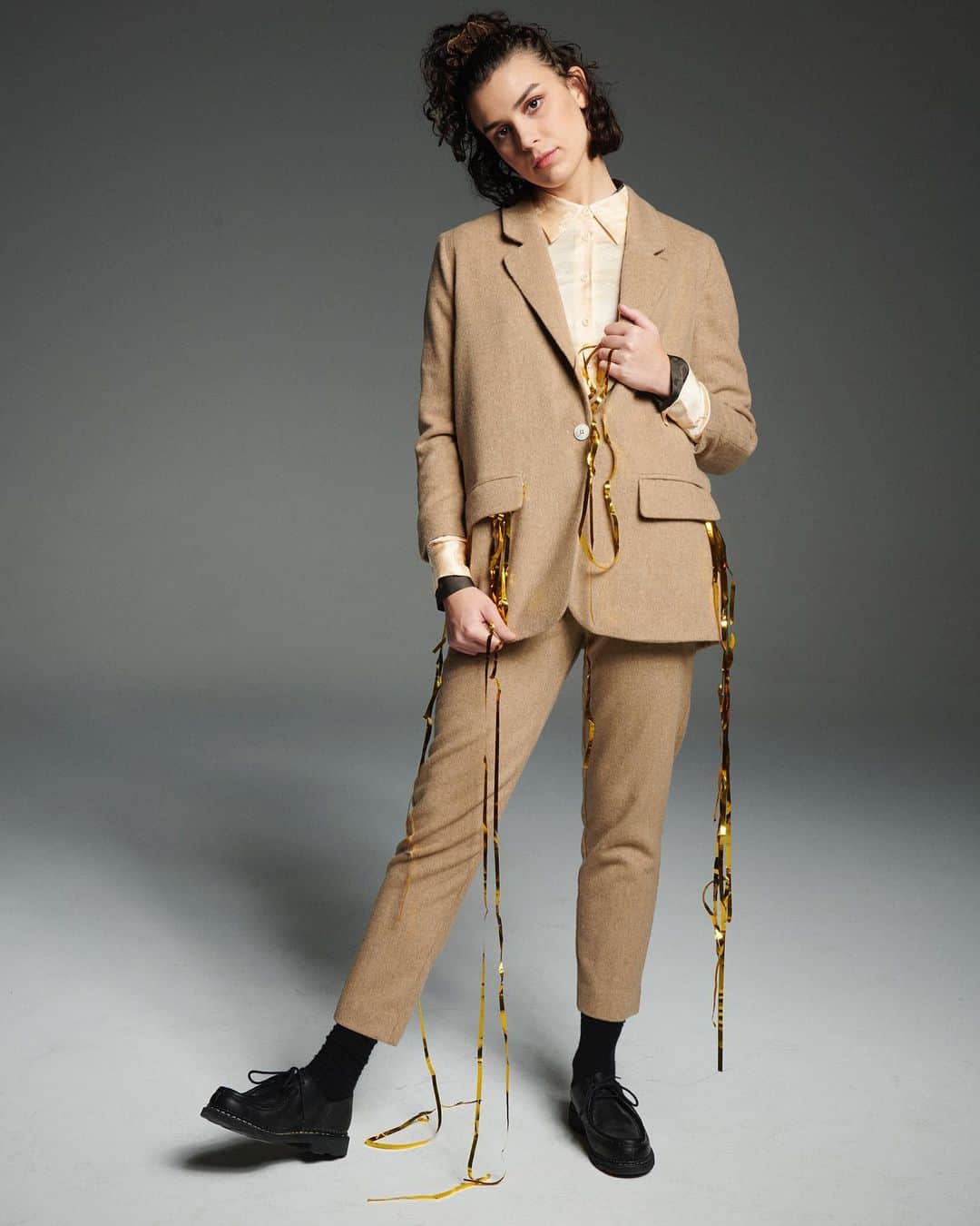 アメリカンビンテージのインスタグラム：「La liste de Noël #4 🎁 Pièce office wear incontournable mais pas que, le costume se porte (aussi) pour les fêtes de fin d’année 🎊  Notre version beige intemporelle est disponible en ligne et en magasin. . #amvfestiveseason  #americanvintage __ Xmas wishlist #4 🎁 An office wear must-have piece, suits can also be festive 🎊 Get our timeless beige version online and in-store. . #amvfestiveseason  #americanvintage」