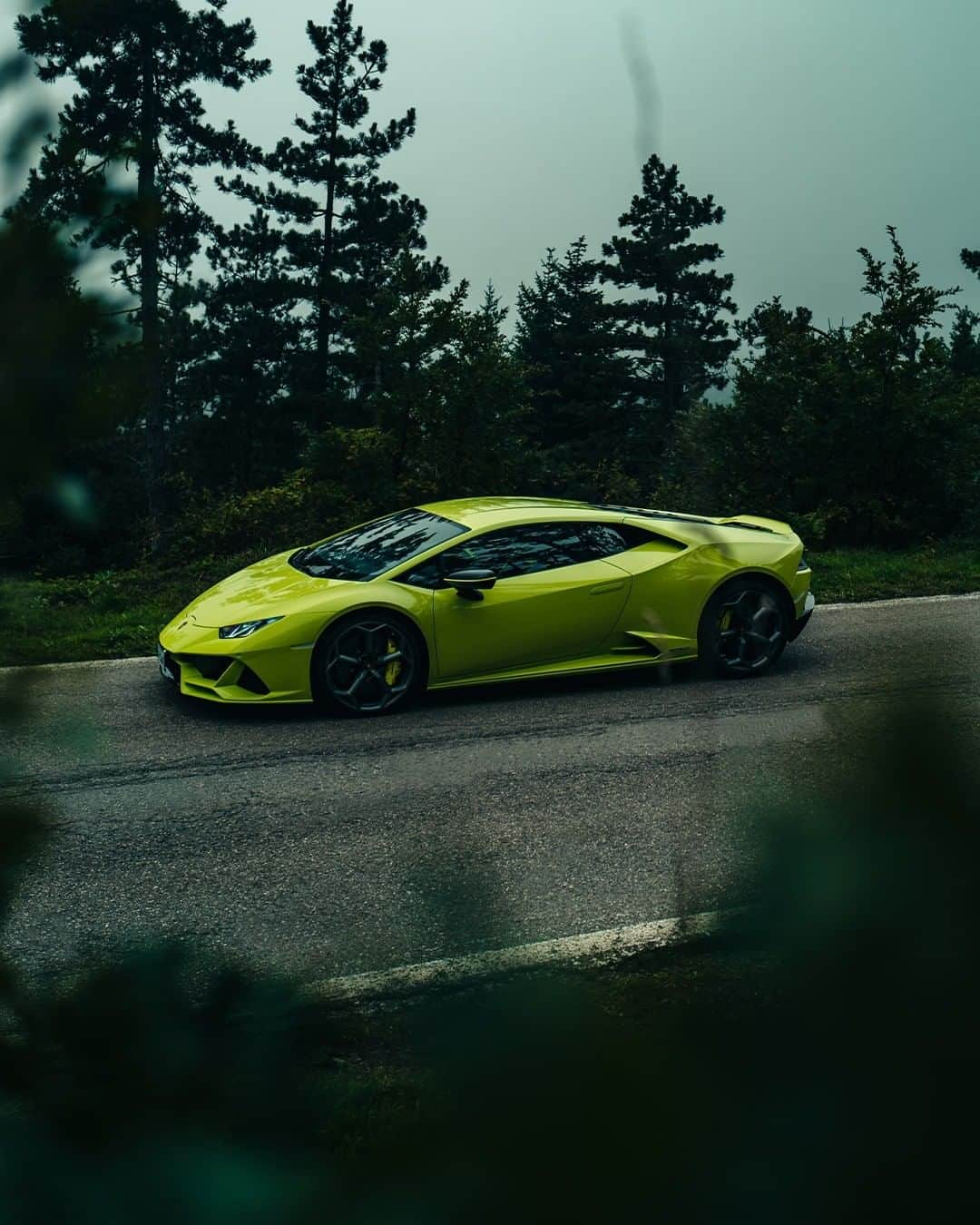 ランボルギーニさんのインスタグラム写真 - (ランボルギーニInstagram)「Every mysterious way gets touched by magic, when a Huracán EVO is around. Captured by @philipprupprecht.   #Lamborghini #HuracanEVO #EveryDayAmplified」12月5日 2時00分 - lamborghini