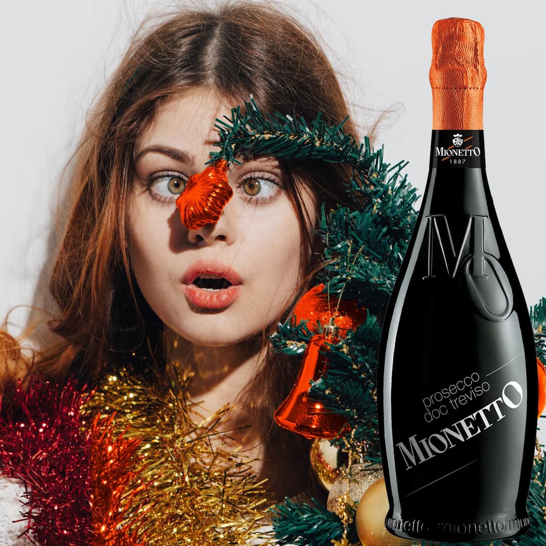 Mionetto Proseccoのインスタグラム：「🎄Natale insieme🎄⁣ Brindiamo insieme a te che, anche quest’anno, farai del tuo meglio con le decorazioni... non mollare! 💪 #mionettoprosecco #mionettoinsieme⁣ ⁣ Bevi Mionetto responsabilmente」
