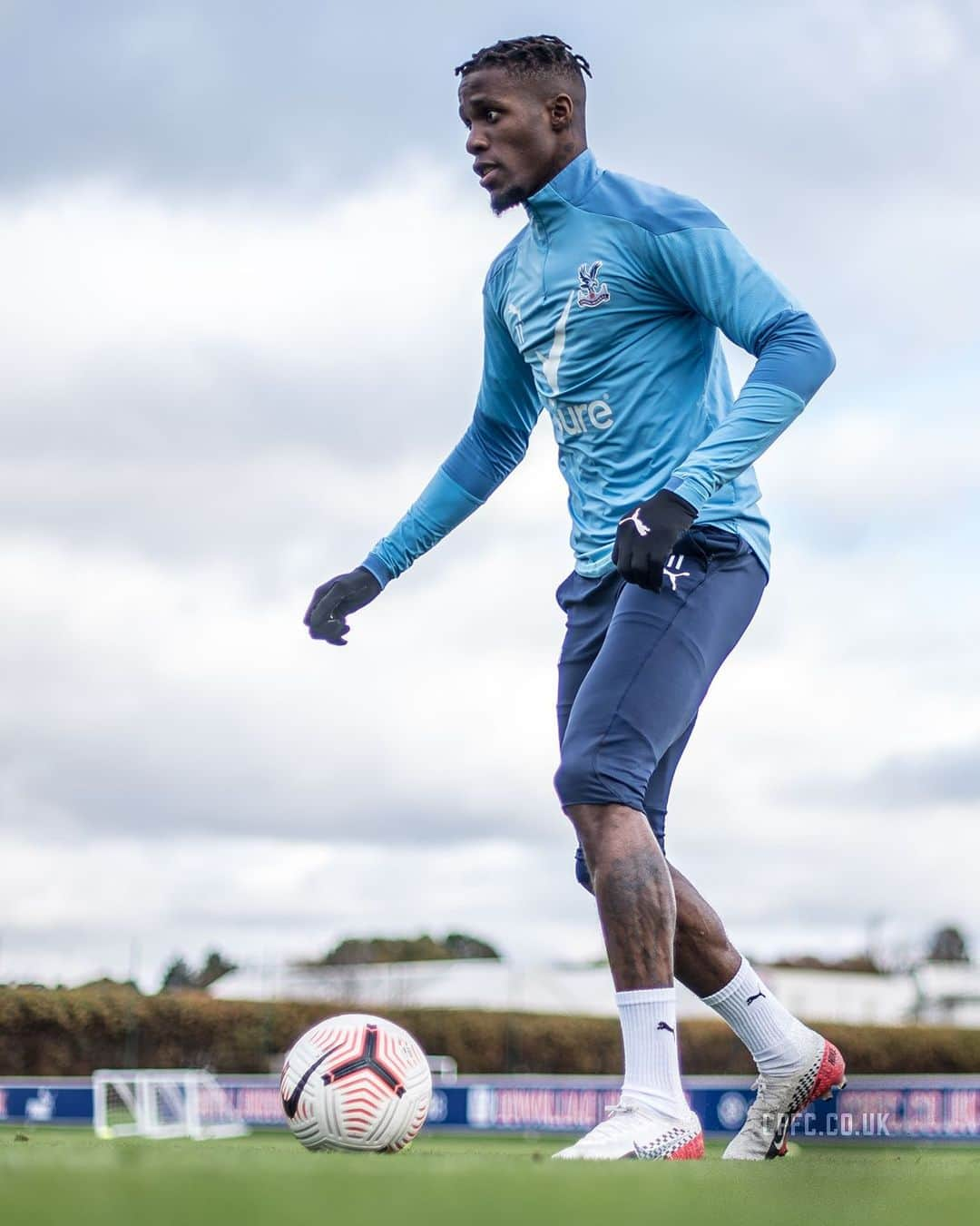 クリスタル・パレスFCさんのインスタグラム写真 - (クリスタル・パレスFCInstagram)「👊 Back in training and ready to go.  #CPFC #PremierLeague #PL #Zaha」12月5日 2時01分 - cpfc