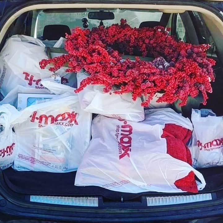 T.J.マックスのインスタグラム：「When you go in for one gift and come out with gifts for everyone on your list… (📷: @athomewithgladys)」