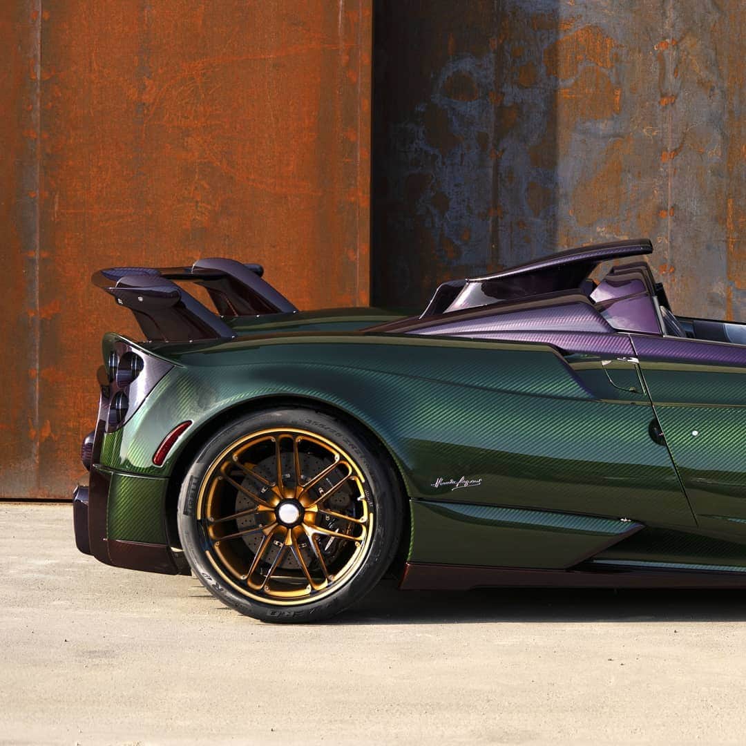 パガーニ・アウトモビリのインスタグラム：「A diamond made out of carbon fibre that wonderfully shines under sunlight.   This magnificent exemplar of Roadster BC displays three types of visible carbon fibre: the top of the car is Morgana purple, the middle is Smeraldo green, while the central stripes, the fins, the mirrors and the lower parts of the sides are Acero red. How wonderful!  #pagani #huayra #roadsterbc #ParcoInnovazione」