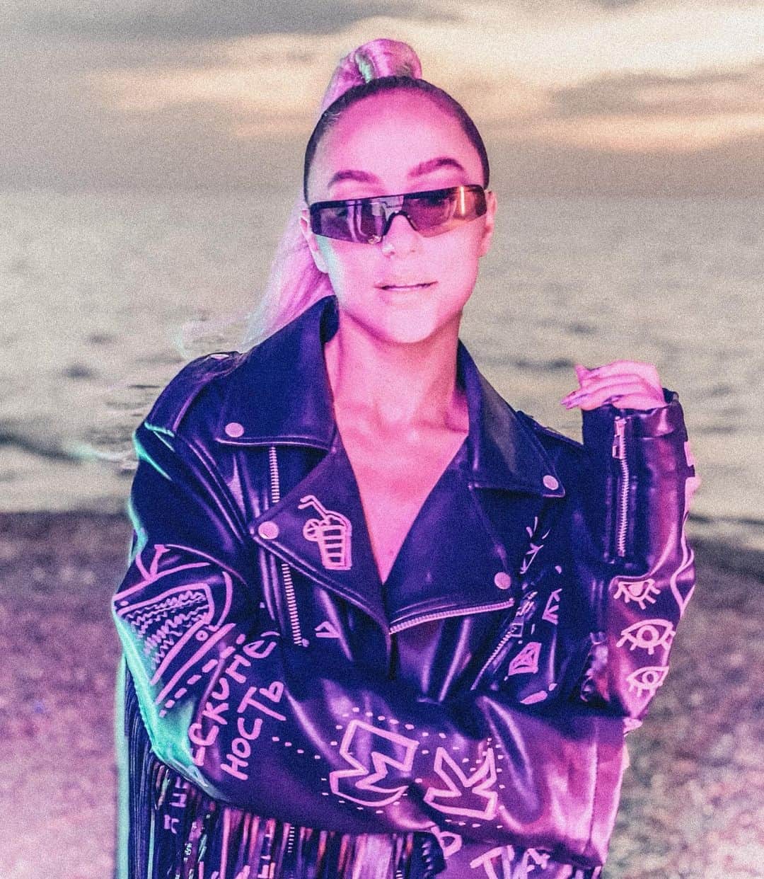 RU.TVさんのインスタグラム写真 - (RU.TVInstagram)「🌟 На этой неделе хит-парад «Супер 20» телеканала RU.TV возглавила Мари Краймбрери! 🥳 Поздравляем! ⠀ 🎶 Топ 20 лучших клипов недели: ⠀ 1. Мари Краймбрери — Океан 2. Rauf & Faik, NILETTO — Если тебе будет грустно 3. Полина Гагарина — На расстоянии 4. Feduk — Краски 5. HENSY & Клава Кова — Костёр 6. Dabro — Юность 7. Елена Север и Александр Маршал — Война, так война 8. Ани Лорак — Твоей любимой 9. Сергей Лазарев — Я не могу молчать 10. Дима Билан — Dreams 11. Артём Качер & Ирина Дубцова — Под дождём 12. Ёлка — Из окон 13. MONATIK&Lida Lee&NiNO — ритмоLOVE 14. Маша Вебер — На ветру 15. ВладиМир — Sexy MF 16. Руки Вверх и Artik & Asti — Москва не верит слезам 17. ЮрКисс — Я словно в огне 18. Вера Брежнева — Sestra 19. Артур Пирожков — Перетанцуй меня 20. Zivert — Многоточия ⠀ #супер20 #рутв #rutv #марикраймбрери」12月5日 2時05分 - ru_tv