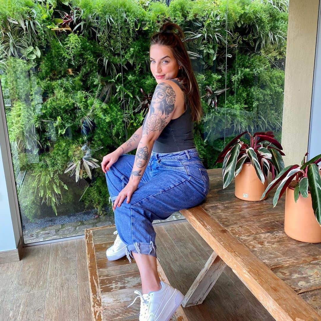 Bruna Unzuetaのインスタグラム：「Pega essa transformação, dando vida pra casa nova 🤍 trabalho impecável da equipe @toquenaturalpaisagismo 🍃🌱」