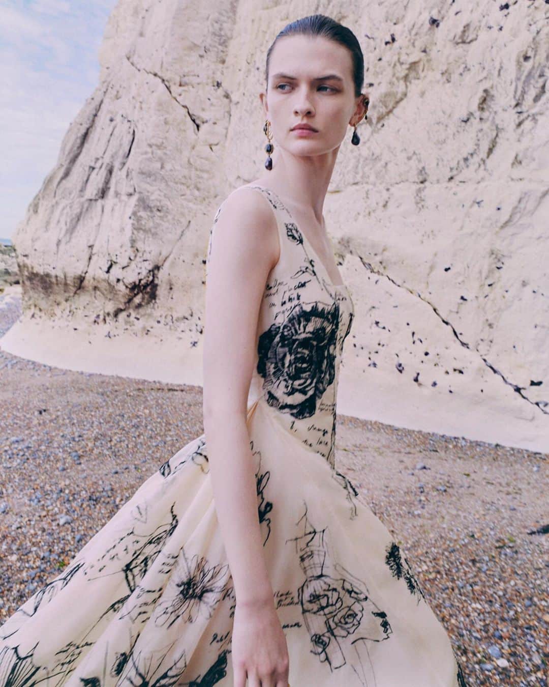 Vogue Italiaさんのインスタグラム写真 - (Vogue ItaliaInstagram)「Human capital fills a company with concrete action and meaning, such that it would be empty without the people who constitute it, lifeless and deflated if all its parts, or most of them anyway, are not focused on the same goals. If they do not share them, or barely believe in them. Therefore, failing to form a bond with employees is a risk, like shooting oneself in the foot. Failing to show them gratitude has, in the long run, a substantial impact on a company's bottom line, especially in an age of crumbling certainties. Fashion, a field of talent and creativity, seems to have understood the concept of gratitude through the involvement of the workforce well, interpreting and articulating it in original ways that would be difficult to replicate in other sectors. Discover all of them in the December Issue of Vogue Italia and read the text by Marco Morello via link in bio.」12月5日 2時06分 - vogueitalia