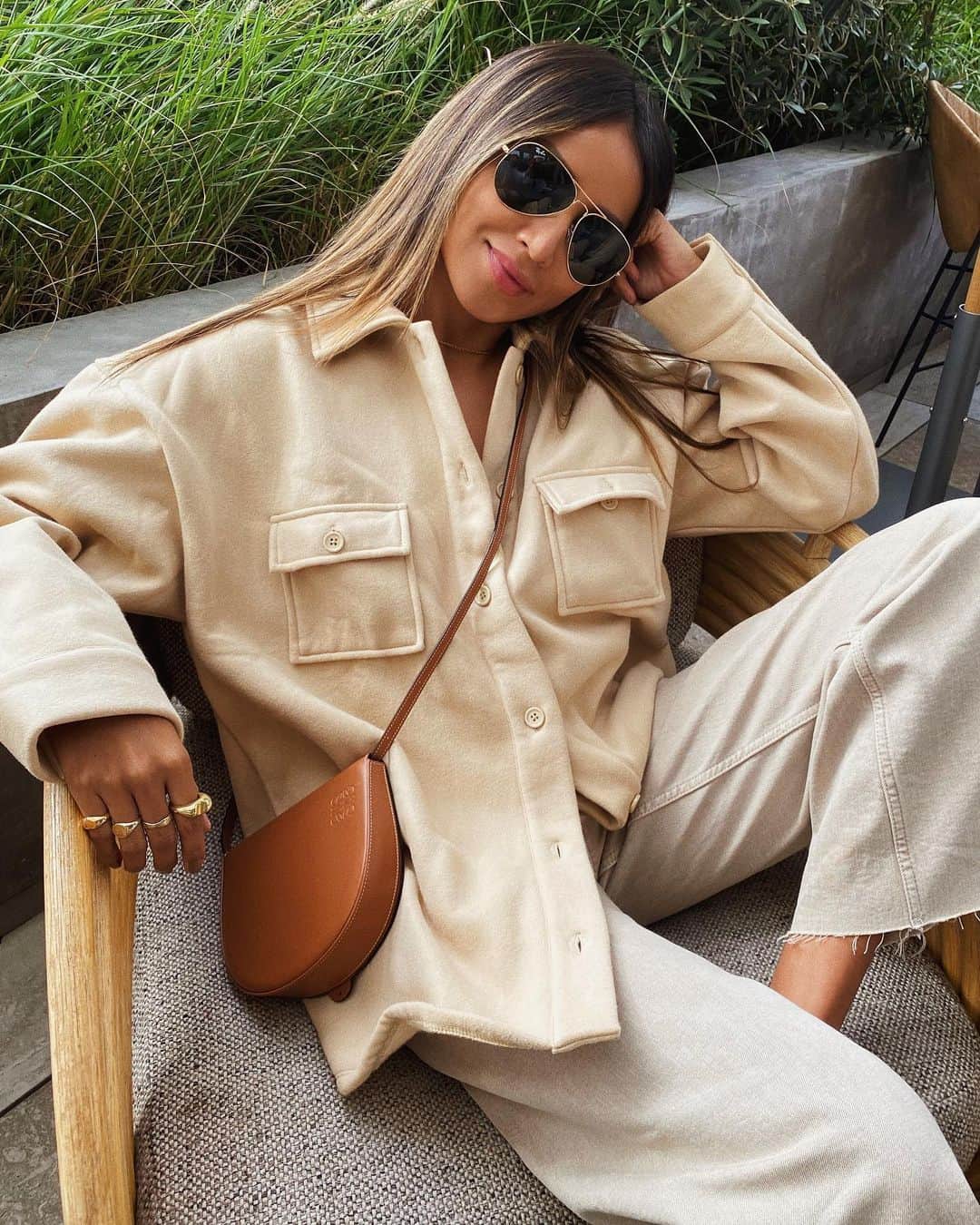 ジュリー・サリニャーナのインスタグラム：「Happy about the weekend so that means no zoom meetings, no emails, no shooting... just enjoying home doing nothing. 🤎@loversfriendsla @revolve」