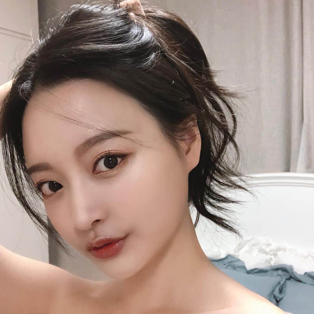 のインスタグラム：「찰나의 시간 순간의 감정 🤖」