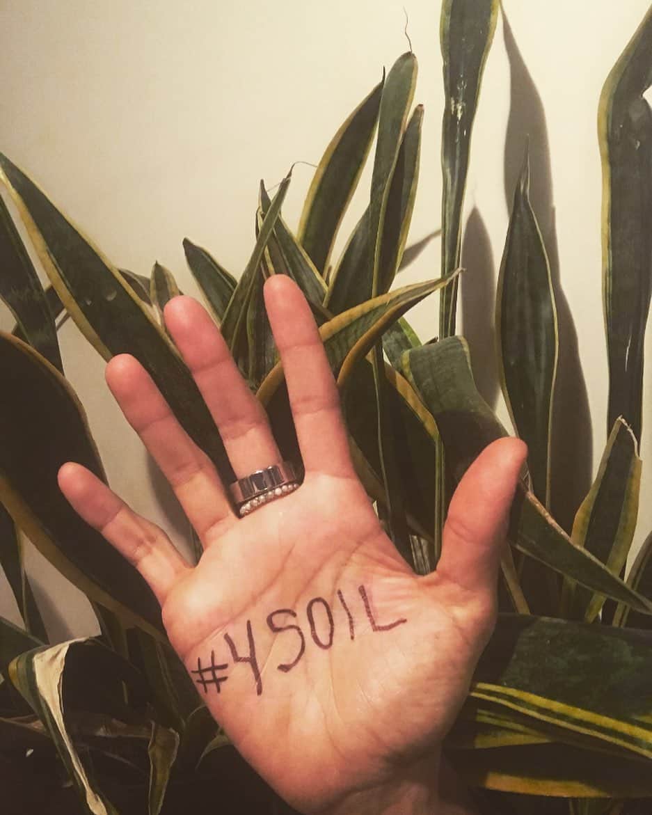 ロザリオ・ドーソンのインスタグラム：「In honor of UN World Soil Day on Dec. 5, we’re asking people to virtually raise their hands #4Soil to drive awareness around its importance in combatting climate change and protecting the future of our food. Tomorrow is UN World Soil Day, and I’m joining my friends at @alterecosf to raise awareness #4Soil! Healthy soil has the amazing potential to fight climate change and also protect the future of our food.   Did you know: -95% of the world’s food relies on only 10 inches of topsoil! Without healthy soil what would our food look like? -1 teaspoon of soil has more microorganisms than there are humans on this earth. -Global agriculture is responsible for almost 25% of the planet’s CO2 emissions! That’s why experts say regenerative farming’s ability to literally pull carbon out of the atmosphere can help reverse climate change and heal our planet!   So, how can you help? - Raise awareness #4Soil by posting a photo of your hand with #4Soil written on your palm (or reshare mine!) 🌱✋🏼✋🏽✋🏾✋🏿 - Discuss this topic with your family and friends. - Support companies like @alterecosf that use regenerative practices. I love Alter Eco because they grow cacao with dynamic agroforestry to mimic an abundant forest ecosystem, helping to restore 1.5 billion lbs of soil in 740 acres of diverse forest to create long-lasting benefits for the planet!   I’m tagging @traciethoms , @therealzoebell & @iansomerhalder who inspire me to care about the planet, to share the one statistic that surprised them the most about soil! #regenerativeagriculture #sustainability #sustainable #sustainableliving #ecofriendly #environment #environmentallyfriendly #savetheplanet #climateaction #climatechange #SoilistheSolution #HealthySoil #SoilisLife」