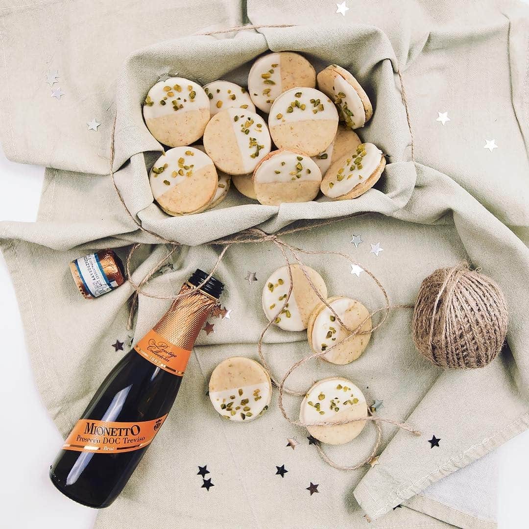 Mionetto USAさんのインスタグラム写真 - (Mionetto USAInstagram)「Happy #NationalCookieDay. What’s your favorite Holiday cookie? . . .  #Mionetto #Prosecco #Mionettoprosecco #dessert #sweet #delicious #foodporn #food #foodie #biscuit #cookie #cookies #yum #chocolate #dessertboard #sweetdreams #cakestagram #cakedesign #wine #wines #weekend #friday #holiday #holidays」12月5日 2時13分 - mionettoproseccousa