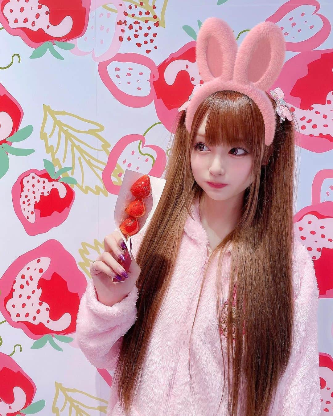 あかりさんのインスタグラム写真 - (あかりInstagram)「#いちごあめ🍓🍭 #スーパーロング #SNOW」12月5日 2時13分 - akachamxx