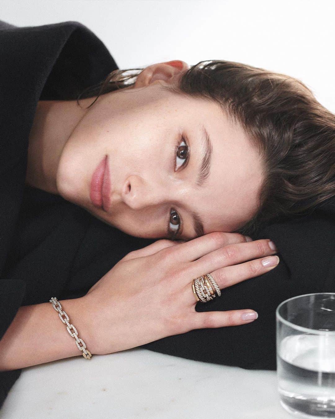 デビッドヤーマンのインスタグラム：「🎄Serving glamour at the holiday party—whether in person or virtual🤳 #DavidYurman #TapToShop」
