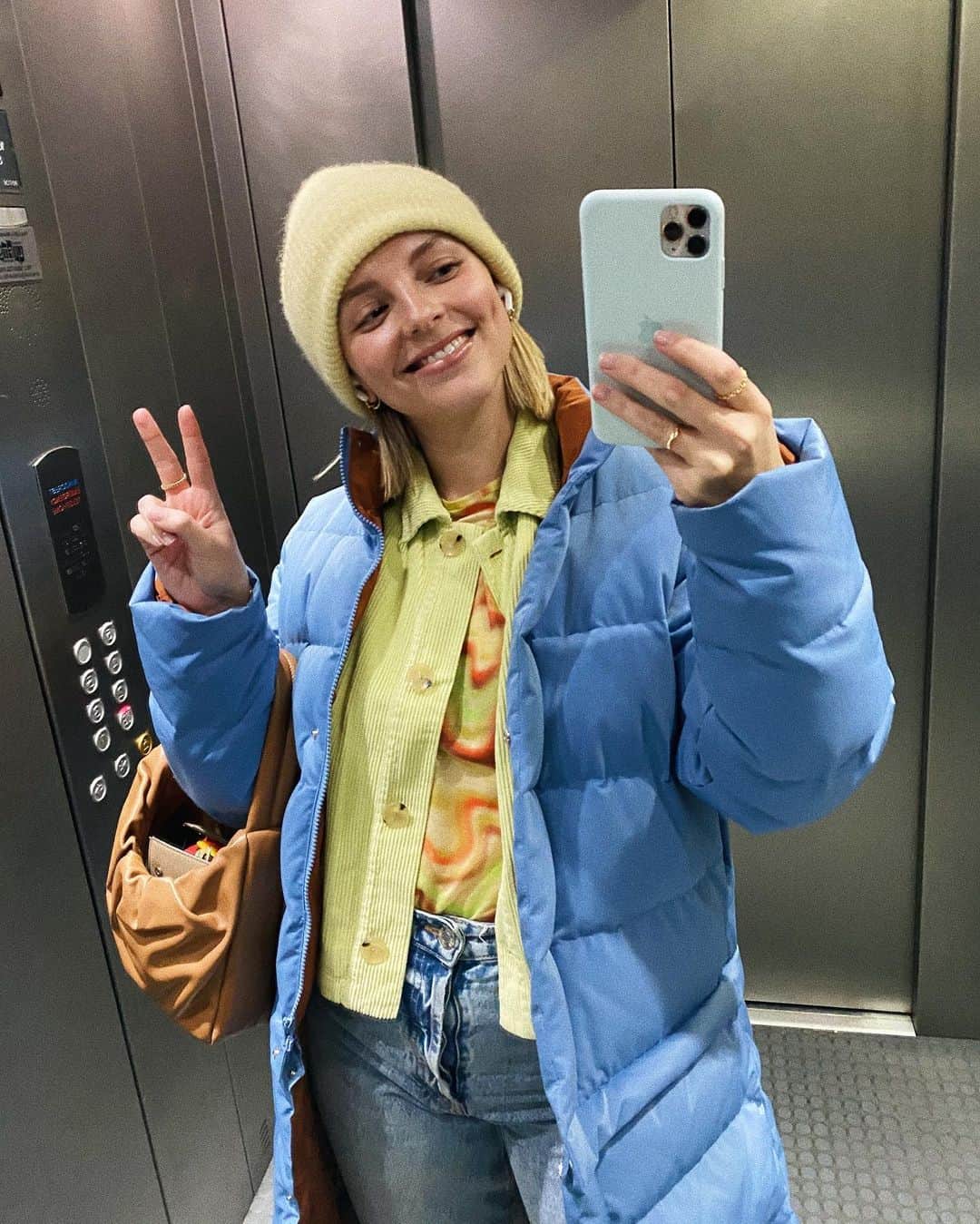Estée Lalondeのインスタグラム：「I’m sorry but I looked cute as hell today 💁🏼‍♀️ Must thank @johnnychildsacupuncturist for the epic shift in energy and @palomawool for these bright COLOURS! 🌈」