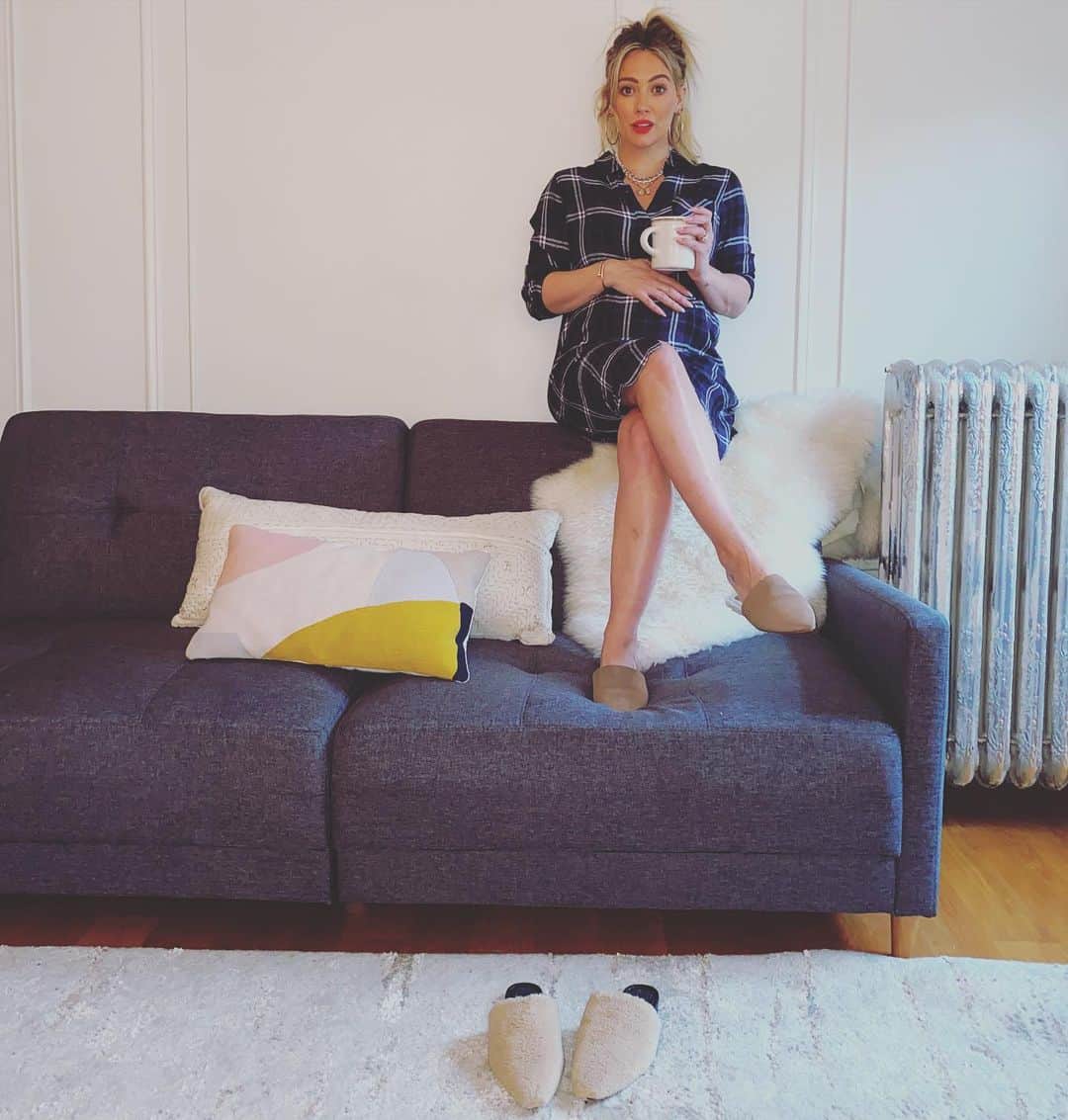 のインスタグラム：「Well I already got two of the things I asked for on my list...guess I wasn’t that naughty 😉 these @vincecamuto cozy slippers will help me survive the holiday season!  #vincecamutopartner」