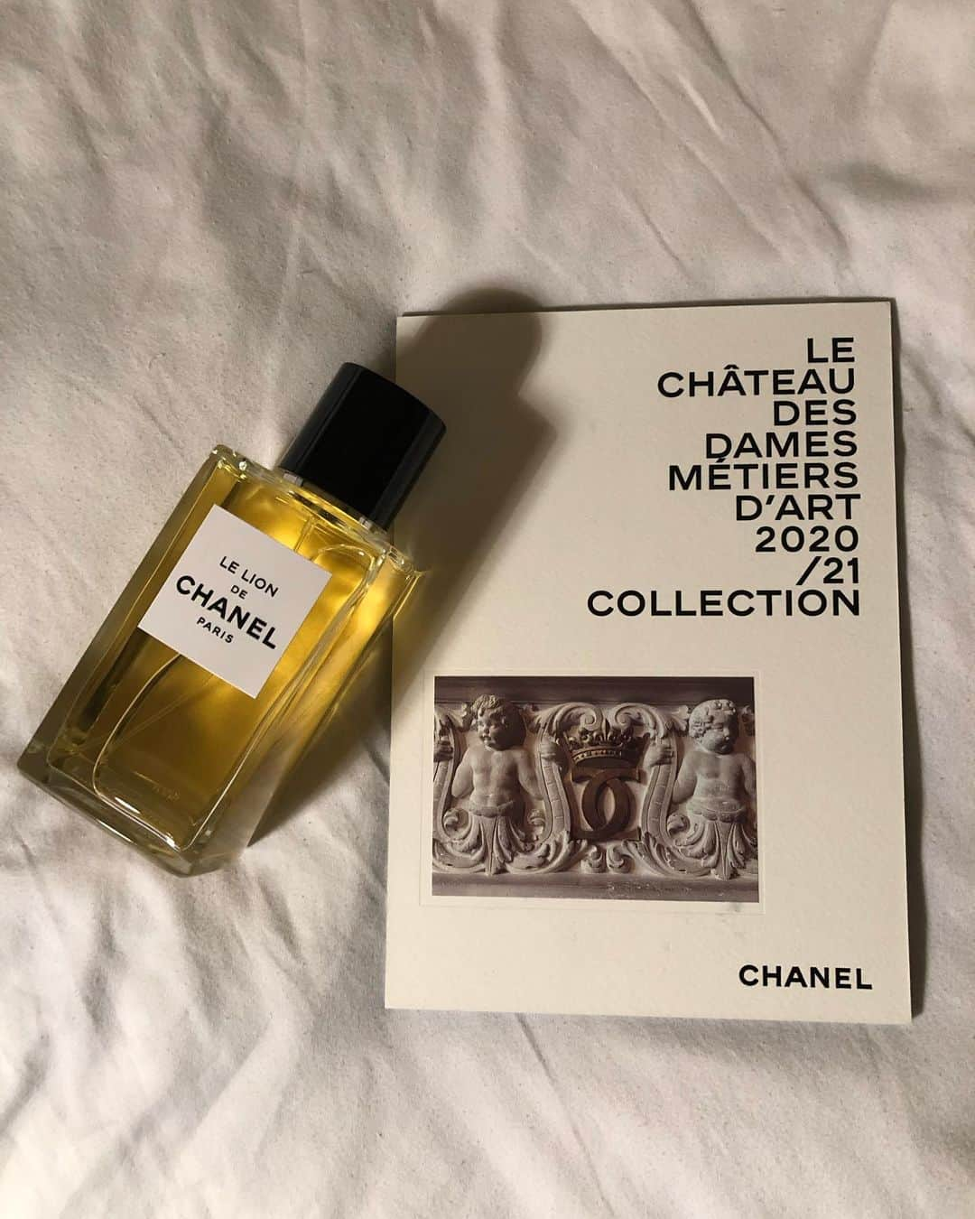 エリー・バンバーさんのインスタグラム写真 - (エリー・バンバーInstagram)「a virtual @chanelofficial show! Congratulations @virginieviard on a stunning, powerful, fresh collection. Thank you @chanelofficial #InCollaborationWithChanel #ChanelMetiersDArt」12月5日 2時36分 - elliebamber_