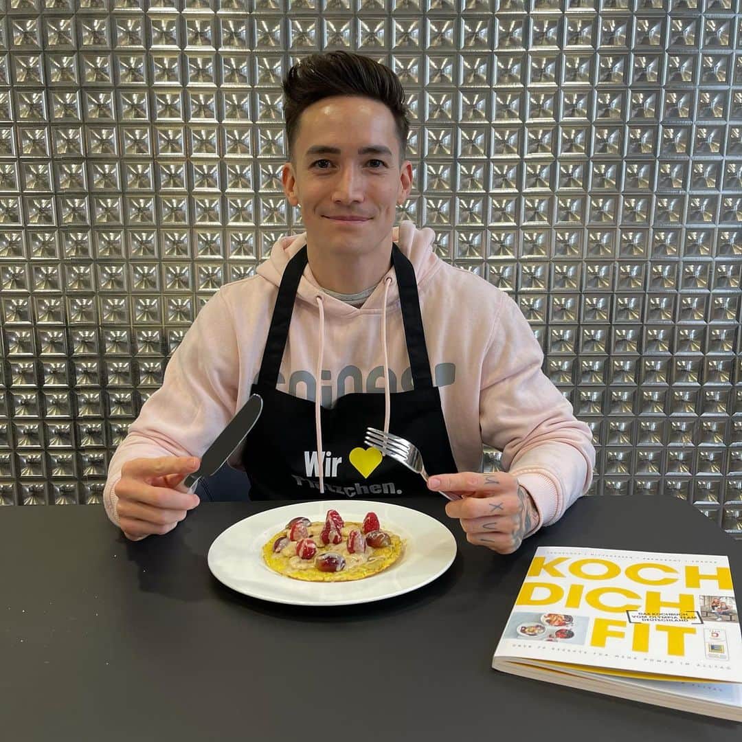 マゼル・ニューエンのインスタグラム：「Weihnachten steht vor der Tür! Habt ihr schon alle Geschenke? Wenn nicht, dann hab ich einen Tipp für euch: Das @teamdeutschland -Kochbuch von @edeka – mit über 70 ausgewogenen Rezepten für morgens, mittags und abends, den #reifeleistung -Rezepten von Team D-Athletinnen und -Athleten sowie jeder Menge Ernährungs- und Fitnesstipps. Ich hab mich heute für das Rezept Bananen-Omlett von @wahnerwoman entschieden. In meiner Story zeig ich euch, wie ich es nachkoche. Das Buch gibt’s bei EDEKA und überall dort, wo es Bücher gibt. Unter amazon.de/edeka oder im Team Deutschland-Shop könnt ihr es auch ganz easy bestellen.  #roadtotokyo #kochdichfitdasbuch #wirliebenlebensmittel #teamdeutschland #wirfuerd #edeka」