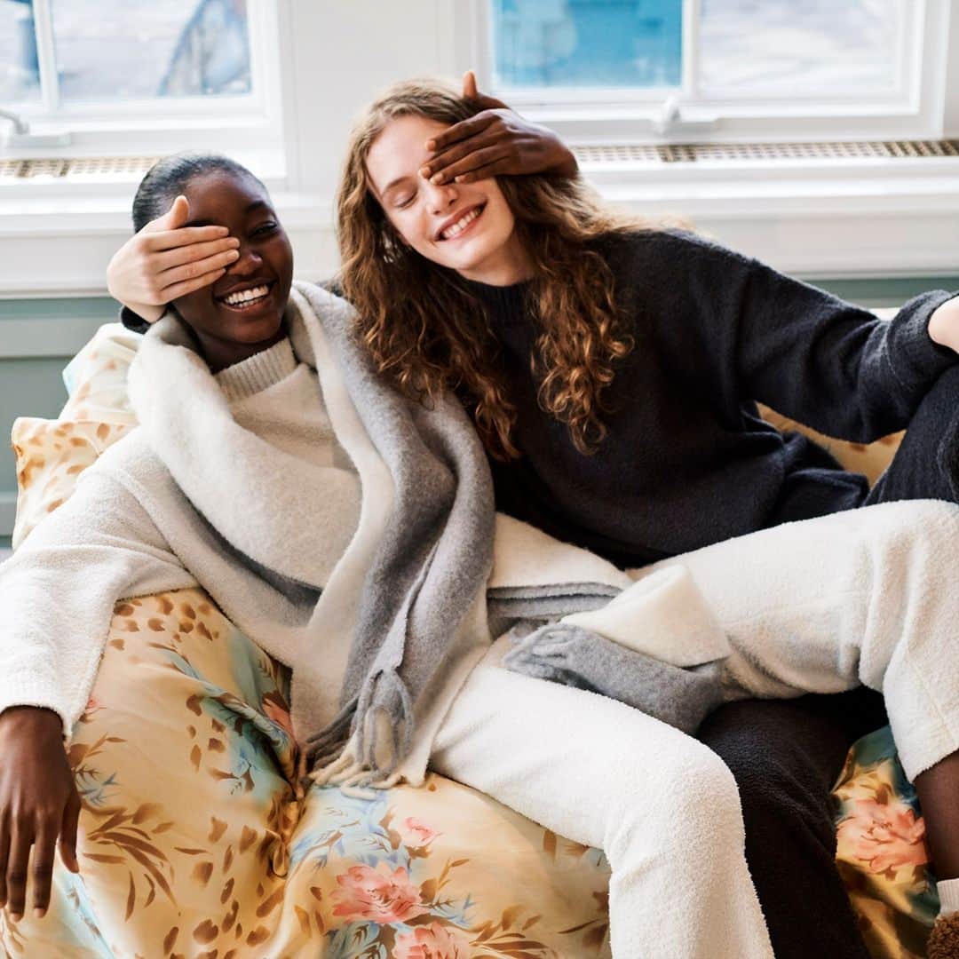 UNIQLO UKのインスタグラム：「Ordering online?  We’re changing the way our Click & Collect service works to provide a quick and safe way to collect your orders! Visit our Spitalfields and Wimbledon stores to collect your parcel contact-free from our new StoreFront pickup points.  Just take your Click & Collect confirmation email to these trial stores and join the separate, designated queue to pick up your order contact free throughout December.」