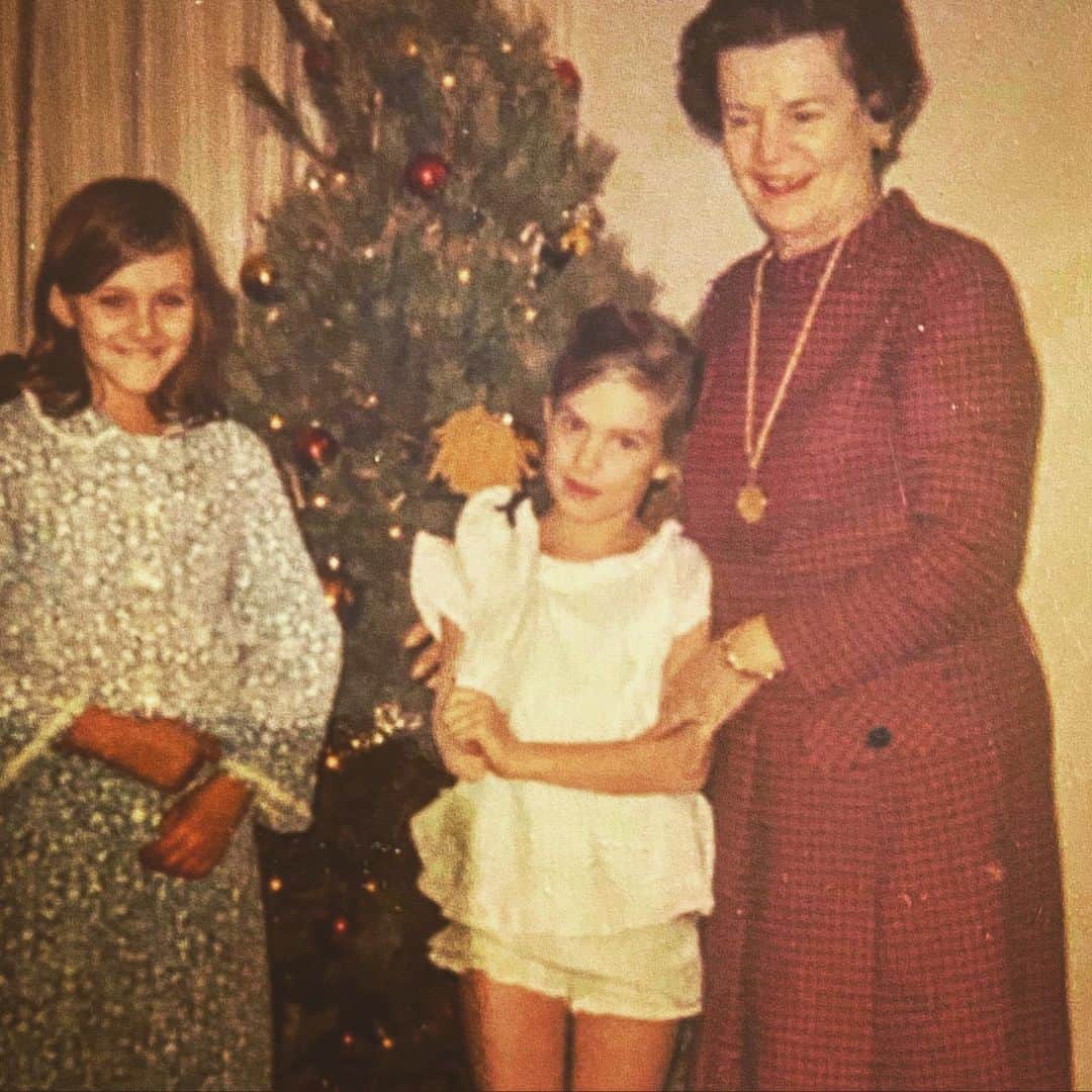 エリザベス・パーキンスさんのインスタグラム写真 - (エリザベス・パーキンスInstagram)「#fbf  Around the tree with my sister Karen and my Great Aunt Mimi. Wish I had those poofy jammie bottoms. 1965✌️♥️」12月5日 2時44分 - elizabethperkins