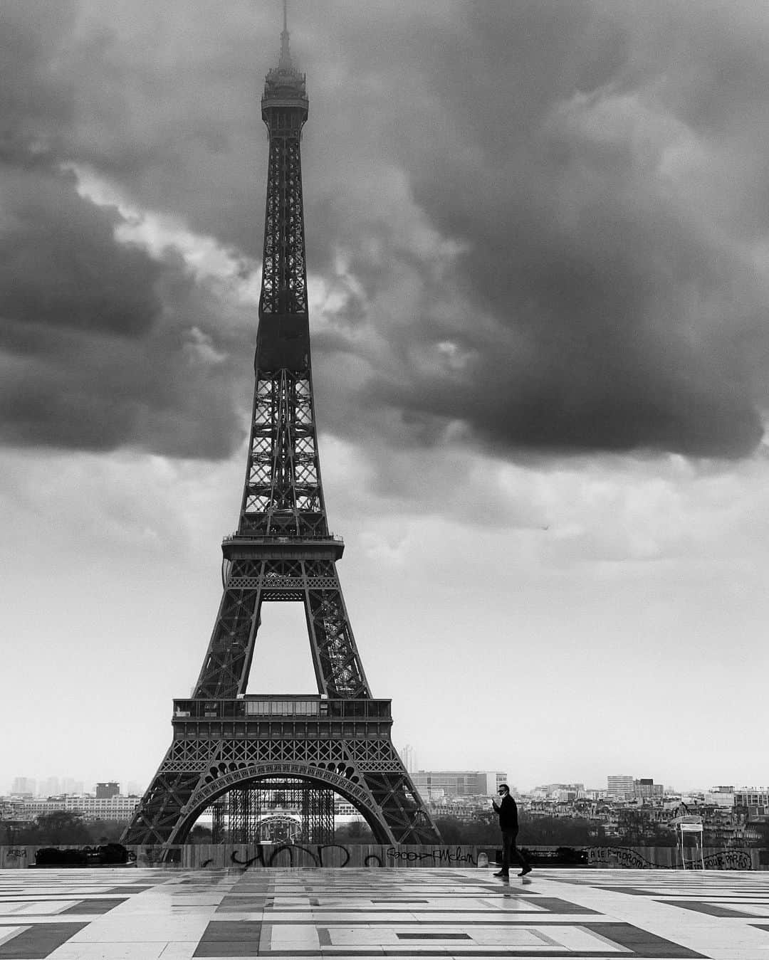 NICOLAS SIMOESのインスタグラム：「It is about to rain... 🖤」