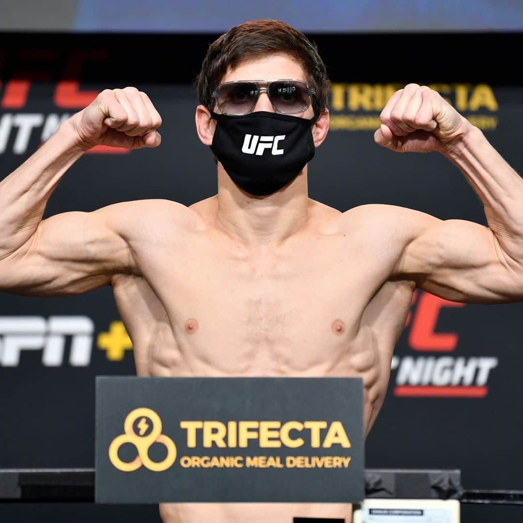 UFCさんのインスタグラム写真 - (UFCInstagram)「On weight ⚖️ Our main event & main card opener are ready to make the walk!  [ #UFCVegas16 Weigh-Ins B2YB @Trifecta ]」12月5日 2時51分 - ufc