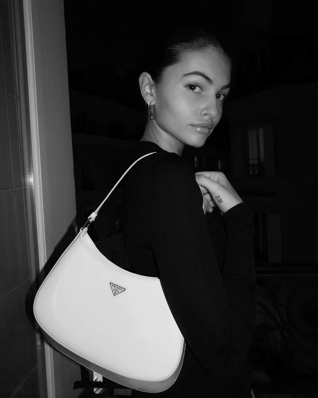ティラーヌ・ブロンドーのインスタグラム：「New fav bag 😍 #pradacleo !! @prada 🤍🤍」