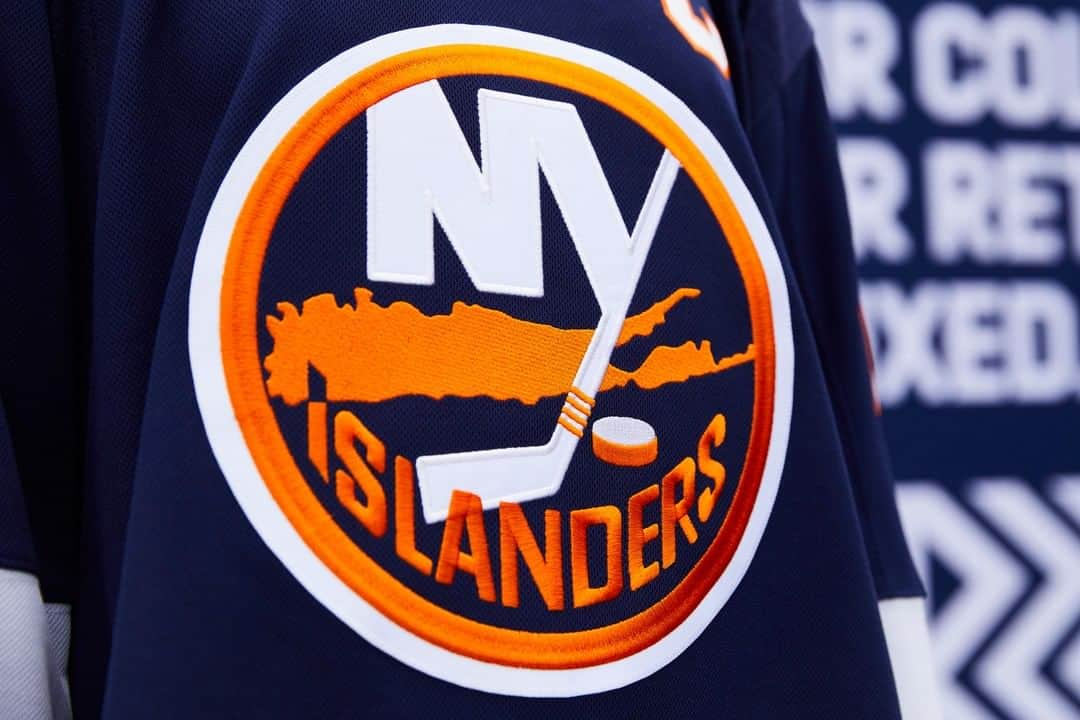 NHLさんのインスタグラム写真 - (NHLInstagram)「🔸🔹 via the @ny_islanders.  Shop #ReverseRetro by @adidashockey now ➡️ Adidas.com/hockey & NHLShop.com」12月5日 3時05分 - nhl