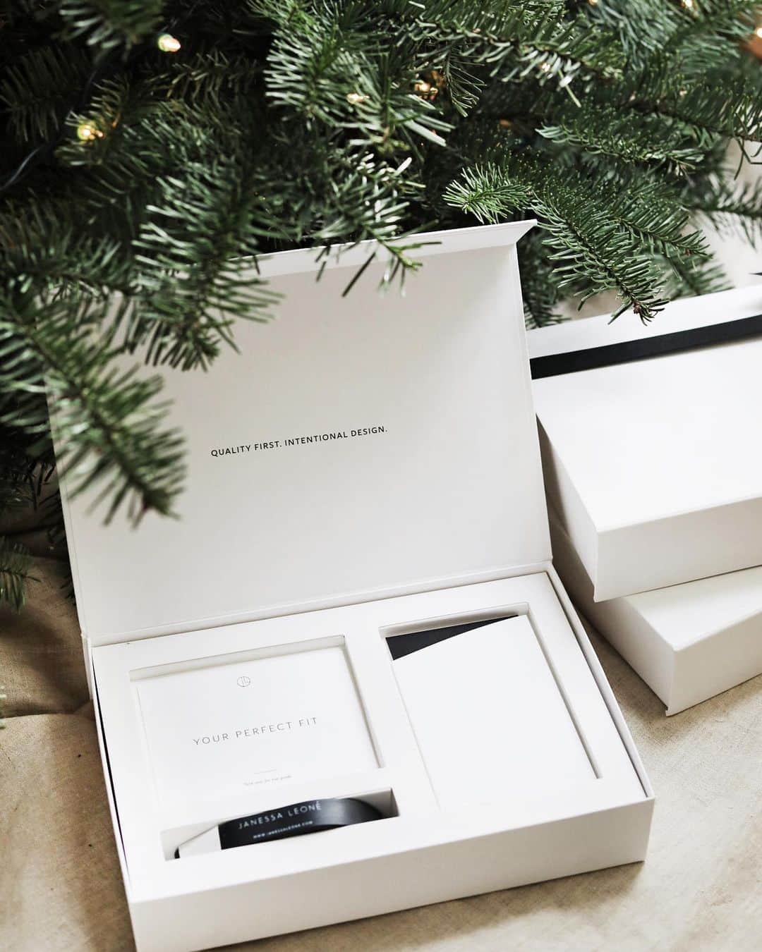 JanessaLeoneのインスタグラム：「A PERFECT FIT ____ Is the perfect gift. Now offering holiday gift-card boxes. Complete with a tape measure, size/fit guide, and a JL gift card.  #janessaleone」