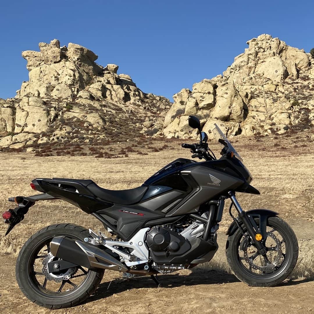 Honda Powersports USさんのインスタグラム写真 - (Honda Powersports USInstagram)「The Honda 2020 NC750X is designed for the way people really ride. On weekdays, it’s an awesome commuter. On weekends, it’s ready to explore canyons and the countryside. #nc750x #betteronahonda」12月5日 3時00分 - honda_powersports_us