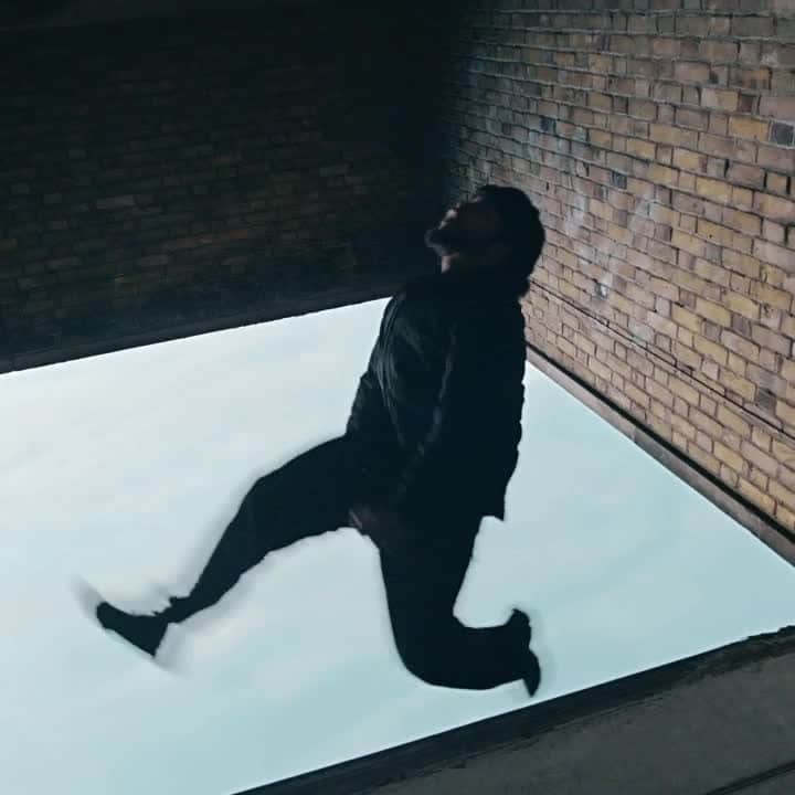 エルエヌシーシーのインスタグラム：「To celebrate the latest releases from performance apparel brand Veilance, LN-CC wanted to test just how the adaptive range advances how we live. To help us realise this vision, we turned to London-based director James Barber and Untold Studios who enlisted professional freerunner Joe Scandrett to defy gravity throughout London’s skyline.  Escapism is what we all need right now, so press play and lose yourself in a Veilance-clad world far away from lockdown. (Make sure you're sound is on as the film provides the first listen to Otzeki’s ‘Leave Yourself Alone’.  @veilance  @jamesmsbarber  @untold_studios  @sar_rahe  @sam___white  @klub_artefakt  @joescandrett  @yoominleecol  @otzeki」