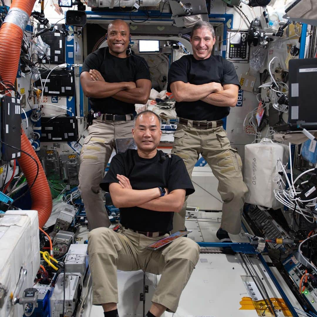 国際宇宙ステーションさんのインスタグラム写真 - (国際宇宙ステーションInstagram)「Three Expedition 64 Flight Engineers pose together for a playful portrait inside the U.S. Destiny laboratory module. Clockwise from top left are, NASA astronauts Victor Glover and Michael Hopkins and JAXA (Japan Aerospace Exploration Agency) astronaut Soichi Noguchi. #nasa #jaxa #astronaut #unitedstates #japan #destiny #international #space #station」12月5日 3時00分 - iss