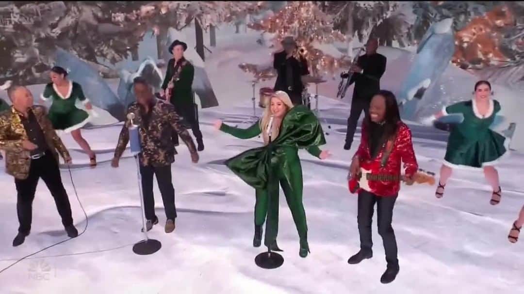 アース・ウィンド・アンド・ファイアーのインスタグラム：「🎄In case you missed it, here's a clip from our "Holiday" performance with @Meghan_Trainor at the Rockefeller Center Christmas tree lighting.」
