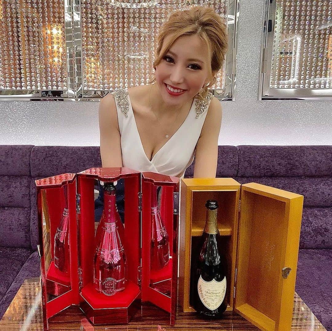 おなぎのインスタグラム：「#バースデーの思ひ出#2020#もうすぐ27歳 エンジェルヴィンテージ👼&ドンペリゴールド✨ 味わいながらいただきますた🙏  #サロンドゴールド#錦#キャバクラ#シャンパン＃エンジェル#ドンペリ#ゴールド#ラベイ#キャバ嬢」
