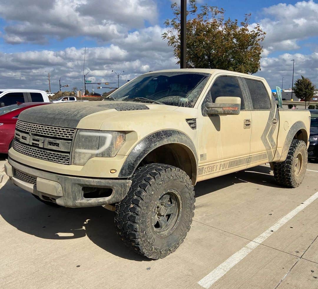 スティーブのインスタグラム：「Whose a Gen 1 Raptor fan? Mine has 210,000 miles and still running and looking strong!! I keep it running strong with @liquimoly.usa.canada @liqui_moly_worldwide 俺のラプター大好き！30万キロ超えても元気だよ！ @liquimolyjapan のお陰！」