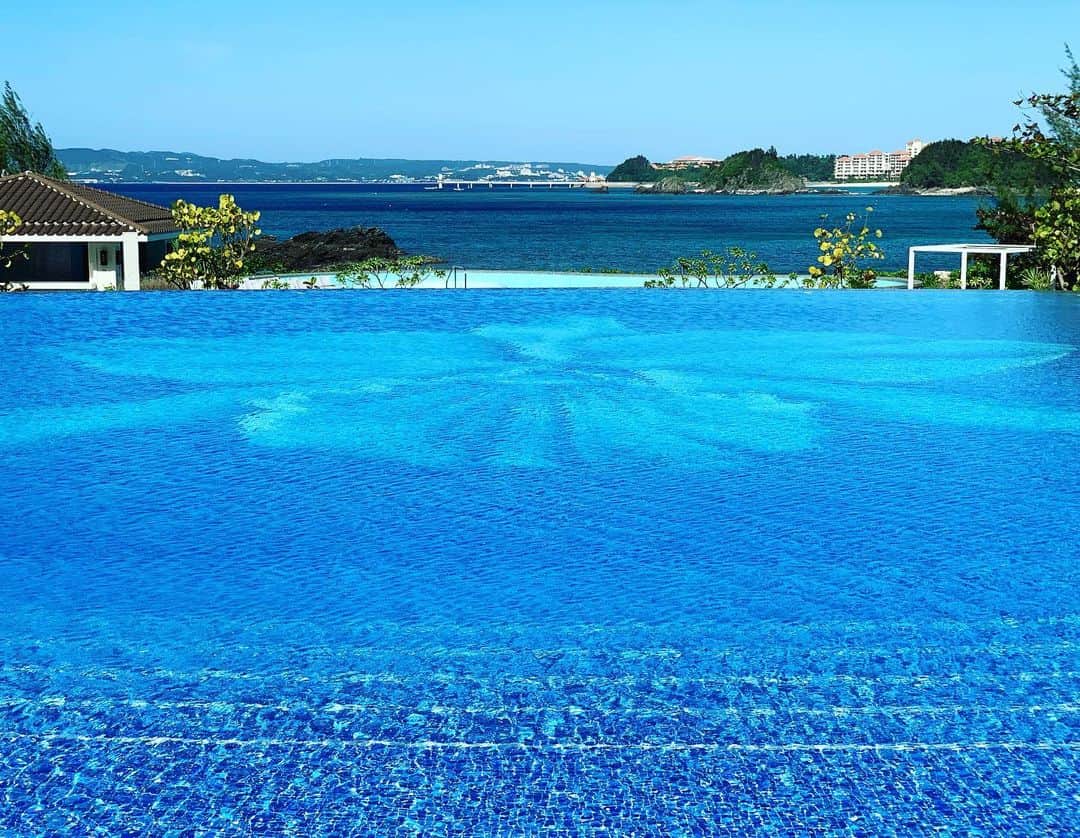 のインスタグラム：「ハレクラニの景色は何回見ても素敵🥺💖癒し〜💖  先月の沖縄旅🐬  やっぱり水色も好き🌊💖  #コンカフェ#メイドカフェ#プティパルフェ#住吉#アールズカフェ#錦#キャバクラ#名古屋#YouTube#17LIVE#TikTok#　#沖縄#恩納村#ハレクラニ＃ホテル#プール#海#オーシャンビュー」