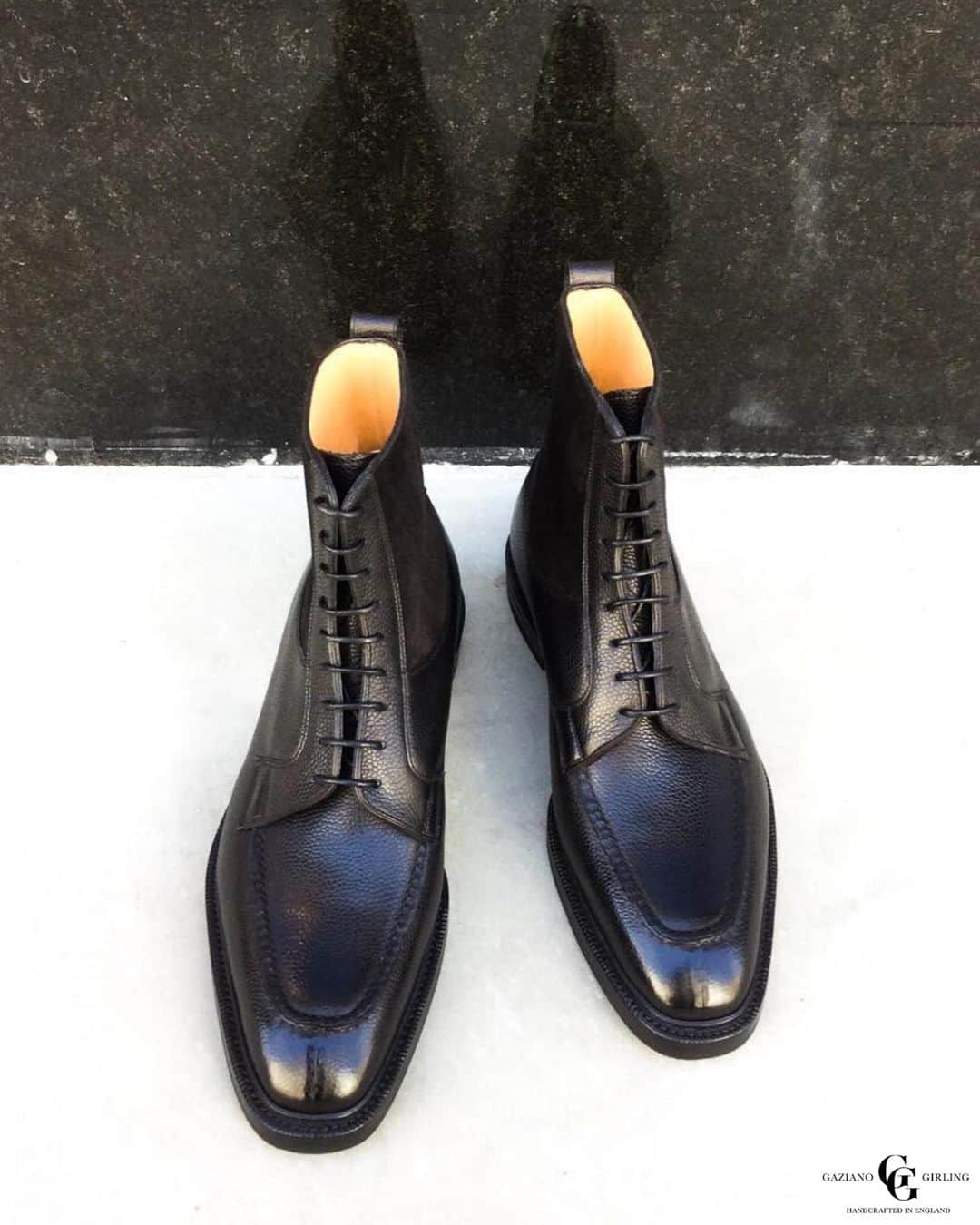 ガジアーノ&ガーリングさんのインスタグラム写真 - (ガジアーノ&ガーリングInstagram)「The Thorpe made to Order in Black Highland and Black Suede on the MH71 last. . . . . . . . . . . . . #menstyle #classicshoes #elegantshoes #handwelted #handmadeshoes #classicfootwear #stylish #shoemaker #mensfootwear #bespokemakers #fashion #brspokemakers #bespokeshoes #mensfashion #madeinengalnd  #mensshoes #menswear #shoesoftheday #shoestagram #shoestyle #shoeporn #shoes」12月5日 3時14分 - gazianogirling