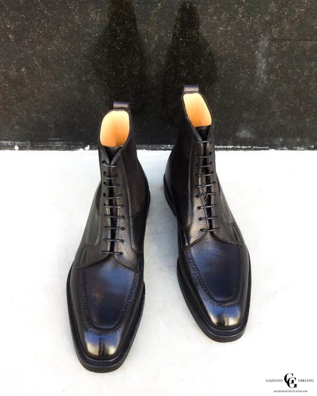 のインスタグラム：「The Thorpe made to Order in Black Highland and Black Suede on the MH71 last. . . . . . . . . . . . . #menstyle #classicshoes #elegantshoes #handwelted #handmadeshoes #classicfootwear #stylish #shoemaker #mensfootwear #bespokemakers #fashion #brspokemakers #bespokeshoes #mensfashion #madeinengalnd  #mensshoes #menswear #shoesoftheday #shoestagram #shoestyle #shoeporn #shoes」