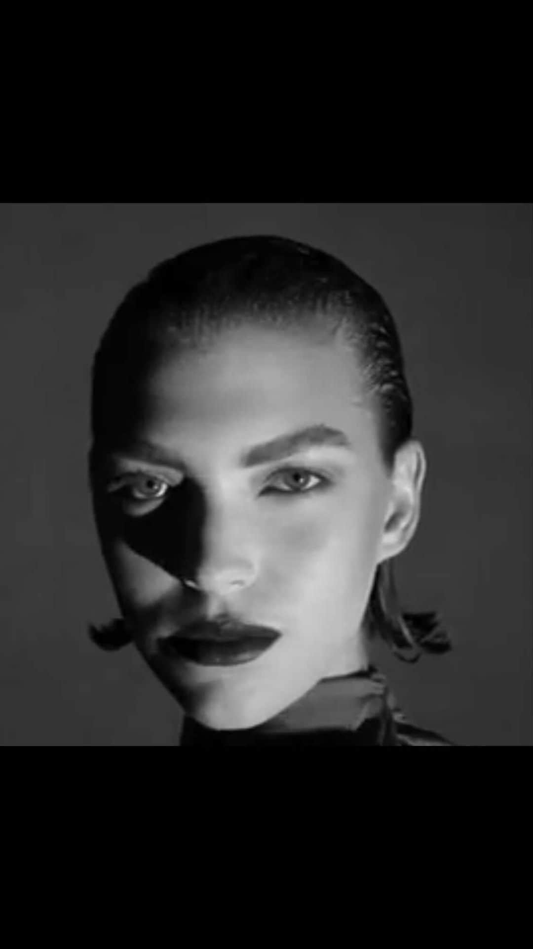 アリゾナ・ミューズのインスタグラム：「There’s a grey area in sustainability...a big one. Lowering your own environmental impact isn’t exactly black and white. However, never underestimate the power of your small actions.  Yes it sounds cliché but let’s break it down:  This holiday if you can make a personal policy, just one, for example not to use plastic bottles for soap, water and other products in your life, watch how far this habit can spread…  Our children are constantly learning from us and watching how we treat the Planet. If they see us making these conscious choices, it’s a habit we can pass onto them. It’s a habit we can tell friends and family about that could inspire them to make changes in their own lives. It’s a habit we could share on social media to encourage others to make their own changes.  These small changes can eventually end up being the reason consumers start to demand higher sustainability standards from businesses. In fact I think this is already happening. There’s already a huge increase in conscious consumption and we’re seeing brands being held to account. We’re lucky to be living in a time where sustainability is fast becoming a vital part of many people’s purchasing decisions.  So over your lifetime your one personal policy can inspire the behaviour of many.  Pick something this month and try it. Is there one change you would like to make? Please share some ideas in comments.  Speaking of habits...🚭!」