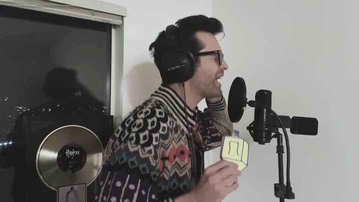のインスタグラム：「Your favorite Jew is back with the most relevant Christmas jam of 2020. Bop it while you sob into your egg nog 😭 streaming everywhere now」