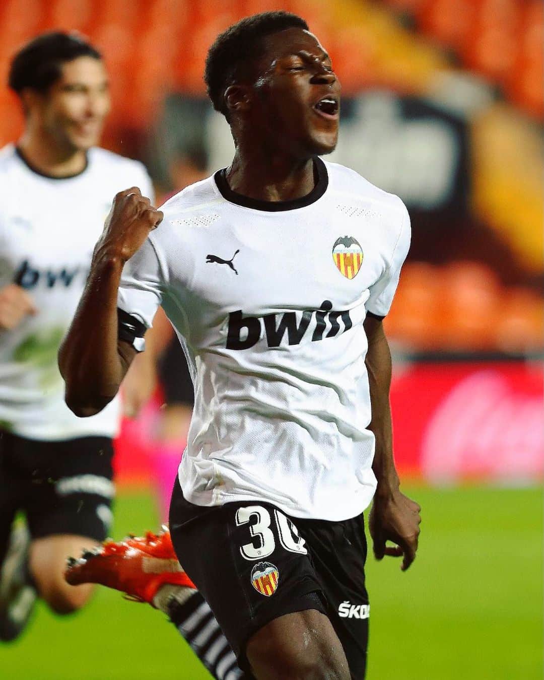 LFPさんのインスタグラム写真 - (LFPInstagram)「The future is here. Much more @yunus.musah8! 🦇  El futuro está aquí. ¡Mucho más #YunusMusah! 🦇  #LaLiga #LaLigaSantander #Valencia #Yunus2026 #Football」12月5日 3時27分 - laliga